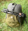 CRUMPLER ZOOMIVERSE XL\n\nFotos und Text von Reinhard Latzke - VIELEN DANK!\n\nKommentar:\n\nHallo\n\nhabe meinen Crumpler Zoomiverse XL  auch gerade bekommen. bin total happy. \n\nes fehlen infos fuer die stativbefestigung bei den 2 fotoserien fuer dieses modell\n\nhinten  mitte bis oben sind 2 laengsreissverschluesse, in dieser oeffenung ist ein gummiband mit klettband , und oben innen eine genaehte roehre  durch die man ein stativbein fuehren kann. somit halten auch grosse stative ohne probleme (mein manfrotto passt super) \nmit dem gummiband und der clipschlaufe von oben mitte laesst sich das stativ dann sichern, so dass es nicht aus der halte(roehren)schlaufe gleitet, \ndie beiden reissverschluesse fuer das fach lassen sich dann bis oben hin zuziehen.\n\nhab meinen fuer unter 50  von der Amazon Resterampe geholt (war total unbenutzt)\n \n\nmit freundlichen Gruessen\nReinhard Latzke