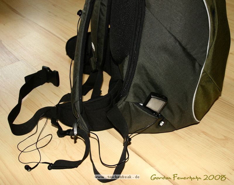 CRUMPLER ZOOMIVERSE XL\n\nFoto von Gordon Feuerhahn - VIELEN DANK!\n\nKommentar des Nutzers:\n\nHallo Jrg!\n\nDa ich auch im dforum Unterwegs bin (DreamFinder) hoffe ich mal das mit dem "DU" geht in Ordnung   ;o)\n\nHeute ist endlich mein Crumpler Zoomiverse XL in der Farbe "Charcoal / dk. Olive" angekommen und ich habe gleich mal ein paar Bilder gemacht, falls Du ihn auf Deiner Seite Unterbringen mchtest.\n\nDer Rucksack hat laut Crumpler die Mae 35x54x25 cm und das Laptopfach reicht fr Laptops bis ca. 40x25x3,5 cm.\nDie herausnehmbare Fototasche im inneren des Rucksackes ist ca. 34x48x15,5 cm gro.\n\nSomit bietet der Rucksack reichlich platz fr ein bis zwei Kamera Bodys und Objektive sowie weiteres Zubehr.\nDer Rucksack ist zum Rcken hin extrem gut gepolstert und erhht durch einen zustzlichen Brust-, und Bauchgurt den Tragekomfort, auch bei schwerer Beladung, erheblich.\n\nAn den unteren Ecken sind (rechts sowie linksseitig) zwei kleine Taschen, wo z.B. das Handy oder ein MP3 Player Problemlos ihren Platz finden. Crumpler hat sogar daran gedacht eine Kabelfhrung, fr die Kopfhrer, mit an den Trageriemen anzubringen.\n\nEs sind noch zwei weitere von auen zu ffnende Fcher an dem Rucksack, die reichlich Stauraum bieten.\nDas groe Fach bietet ausreichend Platz fr Akkus, Speicherkarten und Schreibutensilien.\n\nDer Rucksack ist in den Farben "Deep Black / dk. Mouse Grey", "Charcoal / dk. Olive", "Navy / Carrot", "Gravel Grey / Orange" erhltlich.\n\nEin suchen im Internet nach einem gnstigen Anbieter ist dringend zu empfehlen, da es durchaus Preisunterschiede von 100 Euro gibt.\n\nIch habe meinen fr 144,00 Euro inkl. MwSt und Porto/Verpackung erstanden.\n\nGordon