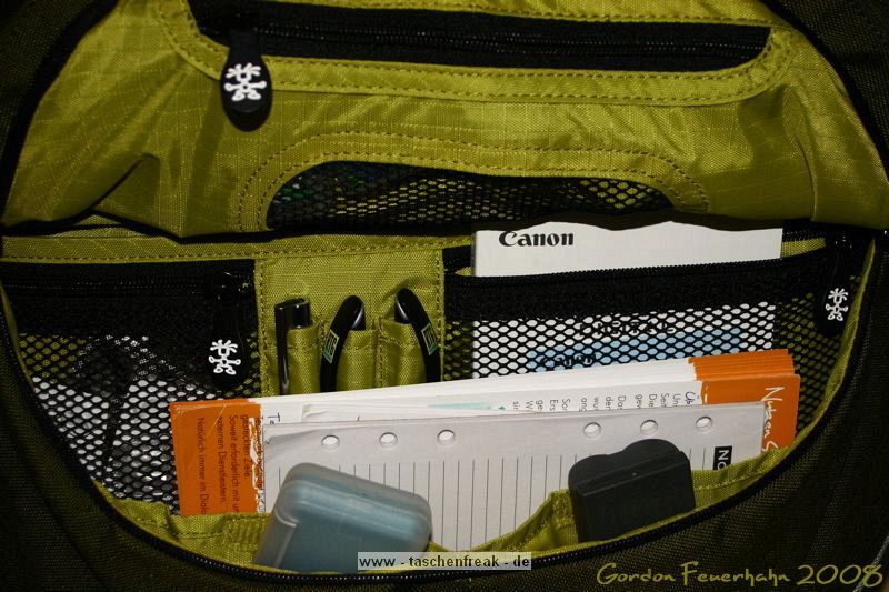 CRUMPLER ZOOMIVERSE XL\n\nFoto von Gordon Feuerhahn - VIELEN DANK!\n\nKommentar des Nutzers:\n\nHallo Jörg!\n\nDa ich auch im dforum Unterwegs bin (DreamFinder) hoffe ich mal das mit dem "DU" geht in Ordnung   ;o)\n\nHeute ist endlich mein Crumpler Zoomiverse XL in der Farbe "Charcoal / dk. Olive" angekommen und ich habe gleich mal ein paar Bilder gemacht, falls Du ihn auf Deiner Seite Unterbringen möchtest.\n\nDer Rucksack hat laut Crumpler die Maße 35x54x25 cm und das Laptopfach reicht für Laptops bis ca. 40x25x3,5 cm.\nDie herausnehmbare Fototasche im inneren des Rucksackes ist ca. 34x48x15,5 cm groß.\n\nSomit bietet der Rucksack reichlich platz für ein bis zwei Kamera Bodys und Objektive sowie weiteres Zubehör.\nDer Rucksack ist zum Rücken hin extrem gut gepolstert und erhöht durch einen zusätzlichen Brust-, und Bauchgurt den Tragekomfort, auch bei schwerer Beladung, erheblich.\n\nAn den unteren Ecken sind (rechts sowie linksseitig) zwei kleine Taschen, wo z.B. das Handy oder ein MP3 Player Problemlos ihren Platz finden. Crumpler hat sogar daran gedacht eine Kabelführung, für die Kopfhörer, mit an den Trageriemen anzubringen.\n\nEs sind noch zwei weitere von außen zu öffnende Fächer an dem Rucksack, die reichlich Stauraum bieten.\nDas große Fach bietet ausreichend Platz für Akkus, Speicherkarten und Schreibutensilien.\n\nDer Rucksack ist in den Farben "Deep Black / dk. Mouse Grey", "Charcoal / dk. Olive", "Navy / Carrot", "Gravel Grey / Orange" erhältlich.\n\nEin suchen im Internet nach einem günstigen Anbieter ist dringend zu empfehlen, da es durchaus Preisunterschiede von 100 Euro gibt.\n\nIch habe meinen für 144,00 Euro inkl. MwSt und Porto/Verpackung erstanden.\n\nGordon