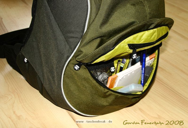 CRUMPLER ZOOMIVERSE XL\n\nFoto von Gordon Feuerhahn - VIELEN DANK!\n\nKommentar des Nutzers:\n\nHallo Jrg!\n\nDa ich auch im dforum Unterwegs bin (DreamFinder) hoffe ich mal das mit dem "DU" geht in Ordnung   ;o)\n\nHeute ist endlich mein Crumpler Zoomiverse XL in der Farbe "Charcoal / dk. Olive" angekommen und ich habe gleich mal ein paar Bilder gemacht, falls Du ihn auf Deiner Seite Unterbringen mchtest.\n\nDer Rucksack hat laut Crumpler die Mae 35x54x25 cm und das Laptopfach reicht fr Laptops bis ca. 40x25x3,5 cm.\nDie herausnehmbare Fototasche im inneren des Rucksackes ist ca. 34x48x15,5 cm gro.\n\nSomit bietet der Rucksack reichlich platz fr ein bis zwei Kamera Bodys und Objektive sowie weiteres Zubehr.\nDer Rucksack ist zum Rcken hin extrem gut gepolstert und erhht durch einen zustzlichen Brust-, und Bauchgurt den Tragekomfort, auch bei schwerer Beladung, erheblich.\n\nAn den unteren Ecken sind (rechts sowie linksseitig) zwei kleine Taschen, wo z.B. das Handy oder ein MP3 Player Problemlos ihren Platz finden. Crumpler hat sogar daran gedacht eine Kabelfhrung, fr die Kopfhrer, mit an den Trageriemen anzubringen.\n\nEs sind noch zwei weitere von auen zu ffnende Fcher an dem Rucksack, die reichlich Stauraum bieten.\nDas groe Fach bietet ausreichend Platz fr Akkus, Speicherkarten und Schreibutensilien.\n\nDer Rucksack ist in den Farben "Deep Black / dk. Mouse Grey", "Charcoal / dk. Olive", "Navy / Carrot", "Gravel Grey / Orange" erhltlich.\n\nEin suchen im Internet nach einem gnstigen Anbieter ist dringend zu empfehlen, da es durchaus Preisunterschiede von 100 Euro gibt.\n\nIch habe meinen fr 144,00 Euro inkl. MwSt und Porto/Verpackung erstanden.\n\nGordon