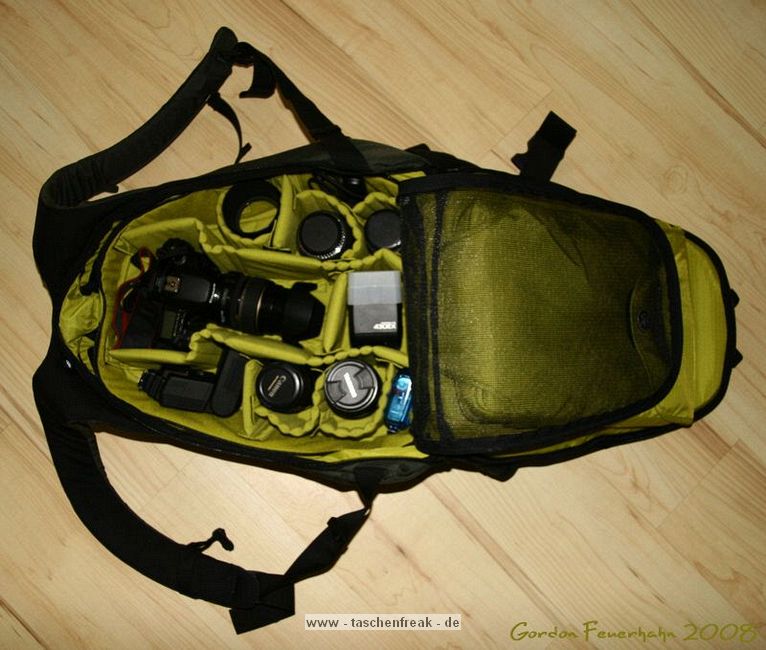 CRUMPLER ZOOMIVERSE XL\n\nFoto von Gordon Feuerhahn - VIELEN DANK!\n\nKommentar des Nutzers:\n\nHallo Jrg!\n\nDa ich auch im dforum Unterwegs bin (DreamFinder) hoffe ich mal das mit dem "DU" geht in Ordnung   ;o)\n\nHeute ist endlich mein Crumpler Zoomiverse XL in der Farbe "Charcoal / dk. Olive" angekommen und ich habe gleich mal ein paar Bilder gemacht, falls Du ihn auf Deiner Seite Unterbringen mchtest.\n\nDer Rucksack hat laut Crumpler die Mae 35x54x25 cm und das Laptopfach reicht fr Laptops bis ca. 40x25x3,5 cm.\nDie herausnehmbare Fototasche im inneren des Rucksackes ist ca. 34x48x15,5 cm gro.\n\nSomit bietet der Rucksack reichlich platz fr ein bis zwei Kamera Bodys und Objektive sowie weiteres Zubehr.\nDer Rucksack ist zum Rcken hin extrem gut gepolstert und erhht durch einen zustzlichen Brust-, und Bauchgurt den Tragekomfort, auch bei schwerer Beladung, erheblich.\n\nAn den unteren Ecken sind (rechts sowie linksseitig) zwei kleine Taschen, wo z.B. das Handy oder ein MP3 Player Problemlos ihren Platz finden. Crumpler hat sogar daran gedacht eine Kabelfhrung, fr die Kopfhrer, mit an den Trageriemen anzubringen.\n\nEs sind noch zwei weitere von auen zu ffnende Fcher an dem Rucksack, die reichlich Stauraum bieten.\nDas groe Fach bietet ausreichend Platz fr Akkus, Speicherkarten und Schreibutensilien.\n\nDer Rucksack ist in den Farben "Deep Black / dk. Mouse Grey", "Charcoal / dk. Olive", "Navy / Carrot", "Gravel Grey / Orange" erhltlich.\n\nEin suchen im Internet nach einem gnstigen Anbieter ist dringend zu empfehlen, da es durchaus Preisunterschiede von 100 Euro gibt.\n\nIch habe meinen fr 144,00 Euro inkl. MwSt und Porto/Verpackung erstanden.\n\nGordon