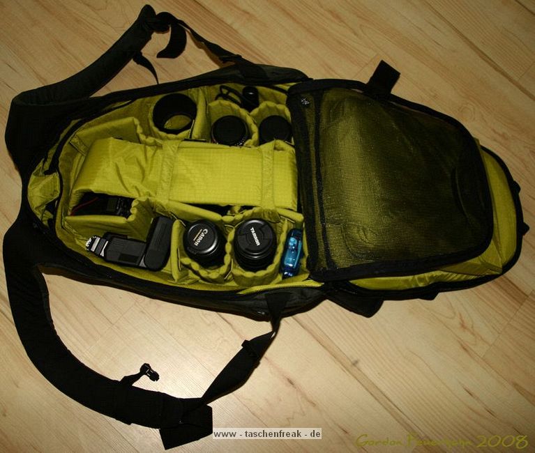 CRUMPLER ZOOMIVERSE XL\n\nFoto von Gordon Feuerhahn - VIELEN DANK!\n\nKommentar des Nutzers:\n\nHallo Jörg!\n\nDa ich auch im dforum Unterwegs bin (DreamFinder) hoffe ich mal das mit dem "DU" geht in Ordnung   ;o)\n\nHeute ist endlich mein Crumpler Zoomiverse XL in der Farbe "Charcoal / dk. Olive" angekommen und ich habe gleich mal ein paar Bilder gemacht, falls Du ihn auf Deiner Seite Unterbringen möchtest.\n\nDer Rucksack hat laut Crumpler die Maße 35x54x25 cm und das Laptopfach reicht für Laptops bis ca. 40x25x3,5 cm.\nDie herausnehmbare Fototasche im inneren des Rucksackes ist ca. 34x48x15,5 cm groß.\n\nSomit bietet der Rucksack reichlich platz für ein bis zwei Kamera Bodys und Objektive sowie weiteres Zubehör.\nDer Rucksack ist zum Rücken hin extrem gut gepolstert und erhöht durch einen zusätzlichen Brust-, und Bauchgurt den Tragekomfort, auch bei schwerer Beladung, erheblich.\n\nAn den unteren Ecken sind (rechts sowie linksseitig) zwei kleine Taschen, wo z.B. das Handy oder ein MP3 Player Problemlos ihren Platz finden. Crumpler hat sogar daran gedacht eine Kabelführung, für die Kopfhörer, mit an den Trageriemen anzubringen.\n\nEs sind noch zwei weitere von außen zu öffnende Fächer an dem Rucksack, die reichlich Stauraum bieten.\nDas große Fach bietet ausreichend Platz für Akkus, Speicherkarten und Schreibutensilien.\n\nDer Rucksack ist in den Farben "Deep Black / dk. Mouse Grey", "Charcoal / dk. Olive", "Navy / Carrot", "Gravel Grey / Orange" erhältlich.\n\nEin suchen im Internet nach einem günstigen Anbieter ist dringend zu empfehlen, da es durchaus Preisunterschiede von 100 Euro gibt.\n\nIch habe meinen für 144,00 Euro inkl. MwSt und Porto/Verpackung erstanden.\n\nGordon