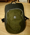CRUMPLER ZOOMIVERSE XL\n\nFoto von Gordon Feuerhahn - VIELEN DANK!\n\nKommentar des Nutzers:\n\nHallo Jrg!\n\nDa ich auch im dforum Unterwegs bin (DreamFinder) hoffe ich mal das mit dem "DU" geht in Ordnung   ;o)\n\nHeute ist endlich mein Crumpler Zoomiverse XL in der Farbe "Charcoal / dk. Olive" angekommen und ich habe gleich mal ein paar Bilder gemacht, falls Du ihn auf Deiner Seite Unterbringen mchtest.\n\nDer Rucksack hat laut Crumpler die Mae 35x54x25 cm und das Laptopfach reicht fr Laptops bis ca. 40x25x3,5 cm.\nDie herausnehmbare Fototasche im inneren des Rucksackes ist ca. 34x48x15,5 cm gro.\n\nSomit bietet der Rucksack reichlich platz fr ein bis zwei Kamera Bodys und Objektive sowie weiteres Zubehr.\nDer Rucksack ist zum Rcken hin extrem gut gepolstert und erhht durch einen zustzlichen Brust-, und Bauchgurt den Tragekomfort, auch bei schwerer Beladung, erheblich.\n\nAn den unteren Ecken sind (rechts sowie linksseitig) zwei kleine Taschen, wo z.B. das Handy oder ein MP3 Player Problemlos ihren Platz finden. Crumpler hat sogar daran gedacht eine Kabelfhrung, fr die Kopfhrer, mit an den Trageriemen anzubringen.\n\nEs sind noch zwei weitere von auen zu ffnende Fcher an dem Rucksack, die reichlich Stauraum bieten.\nDas groe Fach bietet ausreichend Platz fr Akkus, Speicherkarten und Schreibutensilien.\n\nDer Rucksack ist in den Farben "Deep Black / dk. Mouse Grey", "Charcoal / dk. Olive", "Navy / Carrot", "Gravel Grey / Orange" erhltlich.\n\nEin suchen im Internet nach einem gnstigen Anbieter ist dringend zu empfehlen, da es durchaus Preisunterschiede von 100 Euro gibt.\n\nIch habe meinen fr 144,00 Euro inkl. MwSt und Porto/Verpackung erstanden.\n\nGordon