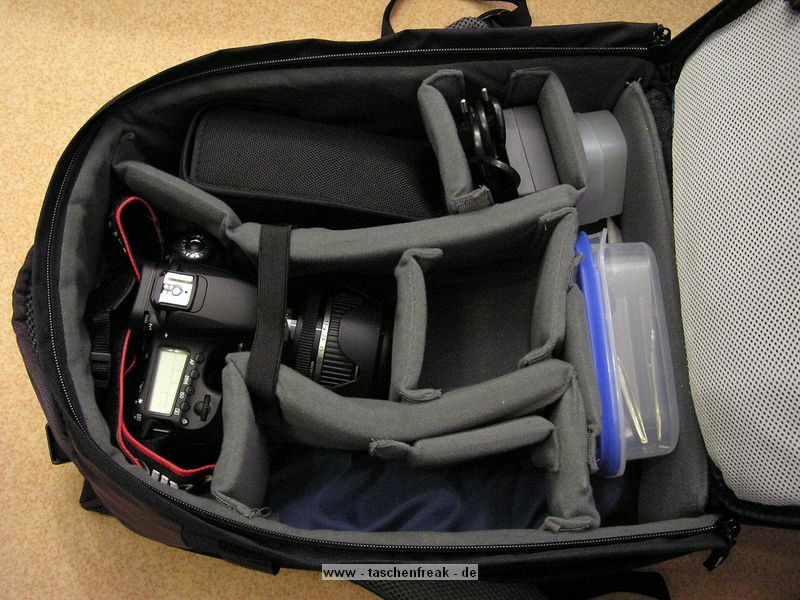 CULLMANN BACK PACK 600\n\nFoto und Text von Thomas WIll - VIELEN DANK!!\n\nKommentar:\n\nHallo Jrg,\n\nes hat jetzt ein bischen gedauert, aber hier sind die Fotos.\nEs ist ein Cullmann Back Pack 600 + in black/grey.\nDas Notebookfach habe ich nicht fotografiert, weil es da nicht viel zu sehen \ngibt. Es pat ein 15,4 Zoll (IBM Thinkpad T60) bequem rein.\n\nDie Ausrstung ist noch nicht so arg viel, weil ich gerade mit DSLR anfange.\nEs ist eine Canon D60 mit einem 580 EX II (oben quer) in seiner Schutzhlle, \ndaneben das Netzteil fr den Akku mit Kabel.\n\nDie Fcher und Netze in den Deckeln sind sehr grorumig. Darin sind die \nAnleitungen fr Kamera und Blitz und 2x4 Akkus verstaut, was auf den Fotos gar \nnicht auffllt.\nDie Polsterung (auch am Rcken) ist sehr ppig. \n\nSchne Gre\nThomas