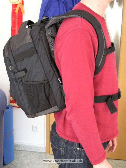 CULLMANN BACK PACK 600\n\nFoto und Text von Thomas WIll - VIELEN DANK!!\n\nKommentar:\n\nHallo Jrg,\n\nes hat jetzt ein bischen gedauert, aber hier sind die Fotos.\nEs ist ein Cullmann Back Pack 600 + in black/grey.\nDas Notebookfach habe ich nicht fotografiert, weil es da nicht viel zu sehen \ngibt. Es pat ein 15,4 Zoll (IBM Thinkpad T60) bequem rein.\n\nDie Ausrstung ist noch nicht so arg viel, weil ich gerade mit DSLR anfange.\nEs ist eine Canon D60 mit einem 580 EX II (oben quer) in seiner Schutzhlle, \ndaneben das Netzteil fr den Akku mit Kabel.\n\nDie Fcher und Netze in den Deckeln sind sehr grorumig. Darin sind die \nAnleitungen fr Kamera und Blitz und 2x4 Akkus verstaut, was auf den Fotos gar \nnicht auffllt.\nDie Polsterung (auch am Rcken) ist sehr ppig. \n\nSchne Gre\nThomas