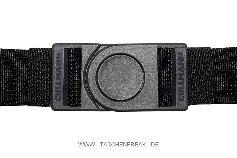 CULLMANN COMO 3 FLEX\n\nFoto und Kommentar von User i-photo - VIELEN DANK!\n\nKommentar:\n\nCULLMANN COMO 3Flex\n\nDer erste unbefangene optische Eindruck : schick! Nicht auffällig oder besonders extravagant, sondern einfach nur dezent und schick in schwarz und grau gehalten. \n\nAls nächstes fiel sofort das neue 3in1-System ins Auge. Eine modulare Schultertasche welche sich in den Rucksack als solchen integrieren lässt, oder aber in abgenommenem Zustand mit einem Tragegurt zur geräumigen Schultertasche für die kleinere Ausrüstung oder für Tagestouren umfunktioniert werden kann. Hier passt sogar eine Kamera mit angesetzem 70-200mm/2.8 Objektiv und einigen mittleren Linsen nebst etwas Zubehör hinein. Je nach Art und Weise der Bestückung bekommt man hier sogar die in ihrer Bauart etwas höheren Profikameras bzw. Kameras mit montiertem Hochformat/Batteriegriff gut verstaut.\n\nMöchte man diese Schultertasche integriert in dem Mega-Staufach des Rucksacks transportieren, geht das leider etwas zu lasten des restlichen Platzangebots des Como 3Flex. Ein relativ großer Raum im Inneren muss für das sogenannte Inversfach bzw. umgestülpte Mega-Staufach reserviert werden. \nLeider kann es hier schon mal vorkommen, dass die beladene Schultertasche beim öffnen des Rucksackdeckels aus ihrer Position rutscht, da keine effektive Fixierung vorhanden ist.\nEntschließt man sich aber für eine getrennte Verwendung der beiden Komponenten, stehen einem wirklich ausreichend viel Platz für Equipment zur Verfügung. Denn nun kann man auf das komplette und sehr großzügige Platzangebot des geräumigen Rucksacks zurückgreifen.\nJe nach Bestückung passt sogar ein zusammengefalteter 100cm Rundreflektor zusätzlich zu Kamera und Objektiven in sein Innerstes. \nDa man nun das MegaStaufach nicht mehr für die Schultertasche benötigt, kann man es nach außen stülpen und diesem Raum ebenfalls für zusätzliches sperriges Equipment wie z.B. einer Regenjacke oder einen Regenschutzhülle für seine Kamera nutzen. Hier wäre allerdings eine verschließbare Fachtrennung angebracht gewesen. \nDie zahlreichen Fachtrennelemente lassen eine Vielzahl unterschiedlicher Bestückungsvarianten zu. Neben einigen Netzfächern für diverses Kleinzubehör an verschiedenen Positionen im Rucksack, befindet sich im nach außen gut komfortabel gepolsterten Rückenteil ein weiches Fach, welches genügend Platz für ein 15,4 Zoll Notebook bietet. \n\nStatt des üblichen gewöhnlichen Clipverschluss an Schulter und Beckengurten verwendet Cullmann bei diesem Rucksack einen runden Clipverschluss, wie er u.a. auch immer öfters im Tauchsport an Tarierjackets Verwendung findet. Gemessen an dem möglichen Gewicht, welcher ein voll bestückter Fotorucksack auf die Waage bringen kann, könnten die eigentlich gut verarbeiteten Schultergurte etwas mehr Polsterung vertragen. \nAm Becken/Hüftgurt, dessen Funktion nicht nur eine Fixierung am Körper sondern eher sogar eine Gewichtsentlastung der Wirbelsäule darstellen sollte, fehlt sie leider an den entscheidenden Stellen sogar ganz. \nDie außen befindlichen abschließbaren Reißverschlüsse des COMO 3Flex werden durch eine Schutzlippe gegen Staub, Dreck und womöglich auch gegen leichtes Spritzwasser geschützt.\n\nBei einigen Fachtrennern haben sich die angenähten Klettverschlüsse schon bei Erstbenutzung in wohlgefallen aufgelöst und die die leider nicht fixierbaren Stativbefestigungsgurte kann man möglicherweise leider sehr schnell verlieren da sie  keine Clipverschlüsse aufweisen.\n\nZum mitgelieferten Zubehör gehören u.a. neben den beiden Regenschutzhüllen ein Schultergurt für die abnehmbare Schultertasche, drei Sicherungsgurte um das Equipment in seinen Fächern gegen herausfallen zu sichern (Ein Netzdeckel, welcher über alle Fächer geht wäre allerdings deutlich effektiver), eine Speicherkartentasche und zwei Stativbefestigungsriemen, mit denen man sein Kamerastativ oder anderes Equipment an mindestens drei Seiten des Rucksacks befestigen kann.\n\n\nMein persönliches Fazit:\n\nDie Firma Cullmann wirbt für diesen Rucksack mit einem "Plus X Award" als Auszeichnung für Bedienkomfort. \nIch konnte im Rucksackgrundkonzept zwar die Bemühung entdecken ein fotografenfreundliches Rucksacksystem zu entwickeln. Allerdings war ich dann doch sehr enttäuscht von der unkonsequenten Durchführung dieses Konzepts die für mich mehr oder weniger nur eine Kompromisslösung darstellt. Meiner Meinung nach wichtige und offensichtlich sofort ins Auge stechende Logistikfehler wurden nicht innovativ gelöst. Dieses wäre meiner Meinung nach mit den einfachsten Mitteln und vermutlich auch relativ geringem Kostenaufwand zur Kundenzufriedenheit machbar gewesen. Bei einem Hersteller UVP von 269,99 € hätte man etwas mehr erwarten können.\n\nZitat Firma Cullmann: "Das Konzept für den neuen flexiblen Rucksack Como 3Flex ist das Resultat vieler Gespräche mit Profi- und Hobbyfotografen, die uns ihre persönlichen Erfahrungen im Einsatz und Umgang mit einem Fotorucksack mitgeteilt haben sowie ihre Anforderungen und Wünsche, die sie an ein alltagstaugliches Produkt stellen."\n\nIch habe den Rucksack ebenfalls, in recht großer Runde, einigen Profi und Amateurfotografen vorgestellt und sie uneingenommen nach ihrer Meinung gefragt.\nErgebnis war, dass innerhalb kürzester Zeit alle Schwachstellen, welche ich selbst bemerkt habe, aufgedeckt und bemängelt wurden. Hierzu kamen ebenfalls die einfachsten Optimierungsvorschläge.\n\nDieser Text ist © Copyright 2009 by  [ I ] photo - Vielen Dank für die Freigabe zur Veröffentlichung auf Taschenfreak.de!