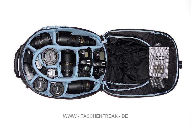 CULLMANN COMO 3 FLEX\n\nFoto und Kommentar von User i-photo - VIELEN DANK!\n\nKommentar:\n\nCULLMANN COMO 3Flex\n\nDer erste unbefangene optische Eindruck : schick! Nicht auffllig oder besonders extravagant, sondern einfach nur dezent und schick in schwarz und grau gehalten. \n\nAls nchstes fiel sofort das neue 3in1-System ins Auge. Eine modulare Schultertasche welche sich in den Rucksack als solchen integrieren lsst, oder aber in abgenommenem Zustand mit einem Tragegurt zur gerumigen Schultertasche fr die kleinere Ausrstung oder fr Tagestouren umfunktioniert werden kann. Hier passt sogar eine Kamera mit angesetzem 70-200mm/2.8 Objektiv und einigen mittleren Linsen nebst etwas Zubehr hinein. Je nach Art und Weise der Bestckung bekommt man hier sogar die in ihrer Bauart etwas hheren Profikameras bzw. Kameras mit montiertem Hochformat/Batteriegriff gut verstaut.\n\nMchte man diese Schultertasche integriert in dem Mega-Staufach des Rucksacks transportieren, geht das leider etwas zu lasten des restlichen Platzangebots des Como 3Flex. Ein relativ groer Raum im Inneren muss fr das sogenannte Inversfach bzw. umgestlpte Mega-Staufach reserviert werden. \nLeider kann es hier schon mal vorkommen, dass die beladene Schultertasche beim ffnen des Rucksackdeckels aus ihrer Position rutscht, da keine effektive Fixierung vorhanden ist.\nEntschliet man sich aber fr eine getrennte Verwendung der beiden Komponenten, stehen einem wirklich ausreichend viel Platz fr Equipment zur Verfgung. Denn nun kann man auf das komplette und sehr grozgige Platzangebot des gerumigen Rucksacks zurckgreifen.\nJe nach Bestckung passt sogar ein zusammengefalteter 100cm Rundreflektor zustzlich zu Kamera und Objektiven in sein Innerstes. \nDa man nun das MegaStaufach nicht mehr fr die Schultertasche bentigt, kann man es nach auen stlpen und diesem Raum ebenfalls fr zustzliches sperriges Equipment wie z.B. einer Regenjacke oder einen Regenschutzhlle fr seine Kamera nutzen. Hier wre allerdings eine verschliebare Fachtrennung angebracht gewesen. \nDie zahlreichen Fachtrennelemente lassen eine Vielzahl unterschiedlicher Bestckungsvarianten zu. Neben einigen Netzfchern fr diverses Kleinzubehr an verschiedenen Positionen im Rucksack, befindet sich im nach auen gut komfortabel gepolsterten Rckenteil ein weiches Fach, welches gengend Platz fr ein 15,4 Zoll Notebook bietet. \n\nStatt des blichen gewhnlichen Clipverschluss an Schulter und Beckengurten verwendet Cullmann bei diesem Rucksack einen runden Clipverschluss, wie er u.a. auch immer fters im Tauchsport an Tarierjackets Verwendung findet. Gemessen an dem mglichen Gewicht, welcher ein voll bestckter Fotorucksack auf die Waage bringen kann, knnten die eigentlich gut verarbeiteten Schultergurte etwas mehr Polsterung vertragen. \nAm Becken/Hftgurt, dessen Funktion nicht nur eine Fixierung am Krper sondern eher sogar eine Gewichtsentlastung der Wirbelsule darstellen sollte, fehlt sie leider an den entscheidenden Stellen sogar ganz. \nDie auen befindlichen abschliebaren Reiverschlsse des COMO 3Flex werden durch eine Schutzlippe gegen Staub, Dreck und womglich auch gegen leichtes Spritzwasser geschtzt.\n\nBei einigen Fachtrennern haben sich die angenhten Klettverschlsse schon bei Erstbenutzung in wohlgefallen aufgelst und die die leider nicht fixierbaren Stativbefestigungsgurte kann man mglicherweise leider sehr schnell verlieren da sie  keine Clipverschlsse aufweisen.\n\nZum mitgelieferten Zubehr gehren u.a. neben den beiden Regenschutzhllen ein Schultergurt fr die abnehmbare Schultertasche, drei Sicherungsgurte um das Equipment in seinen Fchern gegen herausfallen zu sichern (Ein Netzdeckel, welcher ber alle Fcher geht wre allerdings deutlich effektiver), eine Speicherkartentasche und zwei Stativbefestigungsriemen, mit denen man sein Kamerastativ oder anderes Equipment an mindestens drei Seiten des Rucksacks befestigen kann.\n\n\nMein persnliches Fazit:\n\nDie Firma Cullmann wirbt fr diesen Rucksack mit einem "Plus X Award" als Auszeichnung fr Bedienkomfort. \nIch konnte im Rucksackgrundkonzept zwar die Bemhung entdecken ein fotografenfreundliches Rucksacksystem zu entwickeln. Allerdings war ich dann doch sehr enttuscht von der unkonsequenten Durchfhrung dieses Konzepts die fr mich mehr oder weniger nur eine Kompromisslsung darstellt. Meiner Meinung nach wichtige und offensichtlich sofort ins Auge stechende Logistikfehler wurden nicht innovativ gelst. Dieses wre meiner Meinung nach mit den einfachsten Mitteln und vermutlich auch relativ geringem Kostenaufwand zur Kundenzufriedenheit machbar gewesen. Bei einem Hersteller UVP von 269,99  htte man etwas mehr erwarten knnen.\n\nZitat Firma Cullmann: "Das Konzept fr den neuen flexiblen Rucksack Como 3Flex ist das Resultat vieler Gesprche mit Profi- und Hobbyfotografen, die uns ihre persnlichen Erfahrungen im Einsatz und Umgang mit einem Fotorucksack mitgeteilt haben sowie ihre Anforderungen und Wnsche, die sie an ein alltagstaugliches Produkt stellen."\n\nIch habe den Rucksack ebenfalls, in recht groer Runde, einigen Profi und Amateurfotografen vorgestellt und sie uneingenommen nach ihrer Meinung gefragt.\nErgebnis war, dass innerhalb krzester Zeit alle Schwachstellen, welche ich selbst bemerkt habe, aufgedeckt und bemngelt wurden. Hierzu kamen ebenfalls die einfachsten Optimierungsvorschlge.\n\nDieser Text ist © Copyright 2009 by  [ I ] photo - Vielen Dank fr die Freigabe zur Verffentlichung auf Taschenfreak.de!