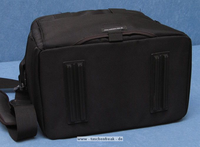 CULLMANN COMO MAXIMA 400\n\nFoto und Text von Christian Taube - VIELEN DANK!\n\nKommentar:\n\nHallo!\n\nauf der Suche nach einer geeigneten Fototasche bin ich Aufgrund eines\nBerichts in der c't Sonderausgabe "digitale Fotografie" auf das Modell\nCOMO Maxima 400 von der Firma Cullmann gestossen.\n\nLeider fand ich im Internet und auch auf taschenfreak.de keine Bilder zu\nder Tasche, so dass ich mich nach reichlicher berlegung\nmehr oder weniger zu einem "Blindkauf" entschied. Nachdem ich die\nTasche jetzt einige Tage besitze habe ich ein paar Bilder\ngemacht, die ich hiermit gerne fr die Seite taschenfreak.de zur\nVerfgung stelle!\n\nEin paar Infos zur Tasche und zu den Bildern:\n\nDie Tasche ist eine Umhnge- bzw. Schultertasche. An der Vorderseite\nbefinden sich zwei Schlaufen um die Tasche an einem Grtel zu fixieren.\n\nKamera ist eine Nikon D90 mit montiertem 16-85mm Objektiv. Das kleine\nObjektiv darunter ist ein 35mm/1.8 Festbrennweite. Das groe Objektiv\nrechts ist ein 70-300mm/4.5-5.6 und passt mit ca. 15cm Lnge senkrecht\nproblemlos rein.\n\nRundherum befinden sich aussen noch weitere Taschen, die aber eher fr\nflache Teile geeignet sind (Filterscheiben, Objektivdeckel, Farb- und\nGraukarten usw. sollten passen). In der kleinen Reiverschlusstasche\nauf der Rckseite habe ich die Infrarot-Fernbedienung deponiert.\n\nIm Lieferumfang der Tasche ist das graue Mikrofasertuch, die\nRegenhaube sowie ein verdecktes Namensschild zum selbstbeschriften.\n\nHerstellerlink:\nhttp://www.cullmann-foto.de/detail/id/como-maxima-400-black.html\n\nSchne Gre,\nChristian Taube