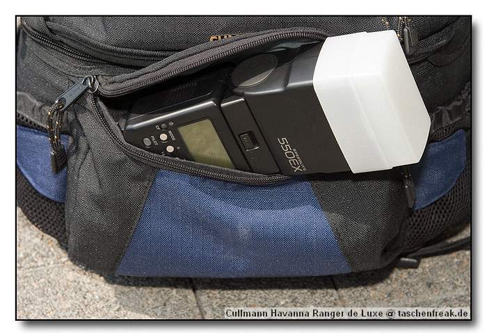 Foto des Fotorucksack "Havanna Ranger de Luxe" von Cullmann von Sascha Drmer - DANKE DAFR !\n\nKommentar des Nutzers:\n\nDer Canon 550EX Blitz pat mit angesetzten Omnibounce wunderbar in die vordere Tasche. Eigentlich sind hier Einteilungen fr Speicherkarten.