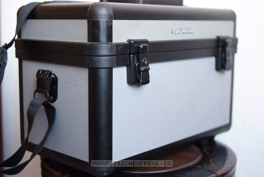 CULLMANN KOFFER\n\nFoto und Text von Jens-Uwe Buchheim - VIELEN DANK!\n\nKommnetar:\n\nHallo,\n\nanbei  "CULLMANN" Koffer, alle Aufnahmen unbearbeitet, blank aus FUJI S5 Pro in JPG.\n\nhoffe Du kannst damit was anfangen.\n\nschne Gre\nJens-Uwe Buchheim\n\nAUSSEN:\n\nBREITE:   39cm\nHHE:     29cm  mit  GRIFF\nTIEFE:    24cm  mit  VERRIEGELUNG\n\nINNEN:\n\nBREITE:   35,5cm\nHHE:     15cm\nTIEFE:    19cm\n\nGURTLNGE:\n\nvolle  LANGE:   155cm