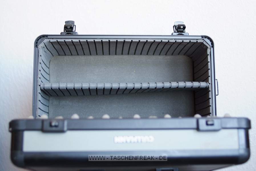 CULLMANN KOFFER\n\nFoto und Text von Jens-Uwe Buchheim - VIELEN DANK!\n\nKommnetar:\n\nHallo,\n\nanbei  "CULLMANN" Koffer, alle Aufnahmen unbearbeitet, blank aus FUJI S5 Pro in JPG.\n\nhoffe Du kannst damit was anfangen.\n\nschne Gre\nJens-Uwe Buchheim\n\nAUSSEN:\n\nBREITE:   39cm\nHHE:     29cm  mit  GRIFF\nTIEFE:    24cm  mit  VERRIEGELUNG\n\nINNEN:\n\nBREITE:   35,5cm\nHHE:     15cm\nTIEFE:    19cm\n\nGURTLNGE:\n\nvolle  LANGE:   155cm