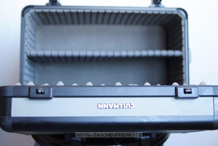 CULLMANN KOFFER\n\nFoto und Text von Jens-Uwe Buchheim - VIELEN DANK!\n\nKommnetar:\n\nHallo,\n\nanbei  "CULLMANN" Koffer, alle Aufnahmen unbearbeitet, blank aus FUJI S5 Pro in JPG.\n\nhoffe Du kannst damit was anfangen.\n\nschne Gre\nJens-Uwe Buchheim\n\nAUSSEN:\n\nBREITE:   39cm\nHHE:     29cm  mit  GRIFF\nTIEFE:    24cm  mit  VERRIEGELUNG\n\nINNEN:\n\nBREITE:   35,5cm\nHHE:     15cm\nTIEFE:    19cm\n\nGURTLNGE:\n\nvolle  LANGE:   155cm