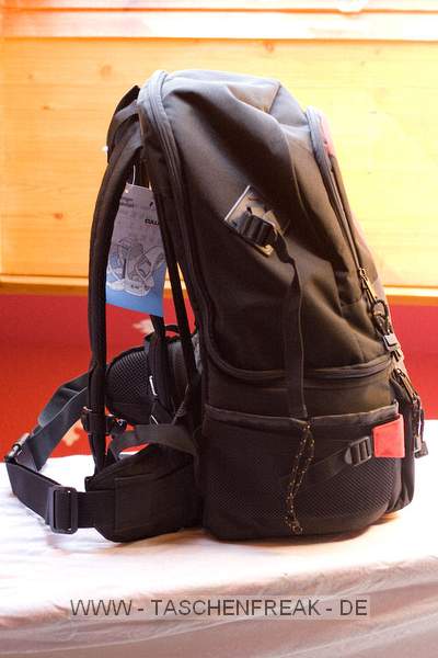 CULLMANN RANGER COMFORT\n\nFoto und Text von Claudia H. - VIELEN DANK!\n\nKommentar:\n\nSeitenansicht (beide Seiten sind gleich aufgebaut).\n\nUnten befindet sich eine nicht elastische Netztasche an deren oberen Rand eine Kordel mit Stopper eingenht ist. Zustzlich ist auen dran noch ein Gurt (ist nicht an der Tasche angenht). \n\nber der Netztasche befindet sich noch ein weiterer Gurt.\n\nIn die Netztasche passt eine kleine Flasche. Eine Groe 1,5l Flasche habe ich nicht hinein bekommen. Auch fr die 1l Flasche  braucht man schon ein bischen Kraft. Auerdem steht die oben so weit raus, dass man sie mit dem oberen Gurt zustzlich sichern sollte. Bei meiner 1l Flasche ist der Gurt aber gerade auf Deckelhhe, so dass der Gurt auch keinen guten Halt hatte.\n\nAlternativ (oder auf die andere Seite) kann man auch ein Stativ an dem Gurten festzurren. Mein Einbein (Manfrotto 680B) hat gut hingepasst. Wie es mit einem Dreibein geht, wei ich nicht. Ich denke aber, man knnte unten ein Bein am Gurt festzurren (der Gurt ist nicht so lang) und oben das gesamte Stativ.\n\nWenn man der L-frmigen Reisverschluss ganz ffnet klappt das Daypack nach vorne. Das klappt allerdings nur wenn an der Seite kein Stativ oder hnliches festgebunden ist.