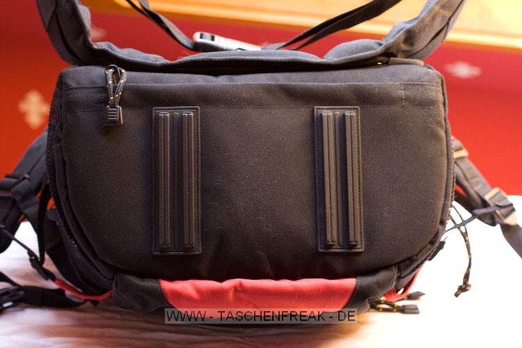 CULLMANN RANGER COMFORT\n\nFoto und Text von Claudia H. - VIELEN DANK!\n\nKommentar:\n\nUnterseite.\n\nAm Boden sind zwei Kunststooffe angebracht.\n\nIm Fach hinter dem Reiverschluss befindet sich die Regenhlle.