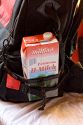 CULLMANN RANGER COMFORT\n\nFoto und Text von Claudia H. - VIELEN DANK!\n\nKommentar:\n\nDetailansicht: seitliche Netztasche.\n\nDas Pcken Milch habe ich zur Verauschaulichung der Gre verwendet. Allerdings bezweifle ich, dass man es bei beladenem Rucksack auch hinein bekommen wrde, da die Netztasche sehr eng und nicht elastisch ist.