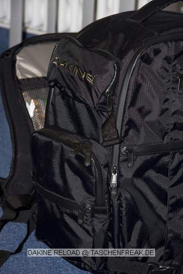 DAKINE RELOAD\n\nFoto von Peter Mnzer - VIELEN DANK!\n\nKommentar des Nutzers:\n\nHallo Taschenfreak!\n\nNachdem ich noch etwas gezgert habe, ob ich den Rucksack berhaupt behalten sollte, hier jetz mal die Vorstellung meiner Neuerwerbung:\n\nDas gute Stck auf den Bildern ist ein Dakine Reload Fotorucksack.\nDie herausragendsten Merkmale dieses Mittelgroen Rucksacks sind wohl:\n\n- Spritzwassergeschtzte Reiverschlsse\n- ein Notebookfach fr bis zu 15,4" grosse Notebooks\n- Zugang zur Fotoabteilung ber die Rckenseite\n\nAnsonsten lasse ich, wie immer, gerne Bilder sprechen ;-)\n\nVielen Dank fr deine hervoragende Website, die mir bei der suche nach neuem Transportequipment schon sehr weitergeholfen hat.\n\nViele Grsse\nPeter Mnzer\n\nNachtrag aus ITPC Daten des Users:\n\nseitentaschen