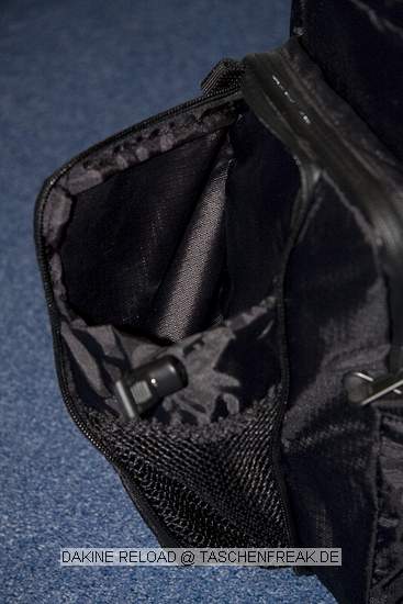 DAKINE RELOAD\n\nFoto von Peter Münzer - VIELEN DANK!\n\nKommentar des Nutzers:\n\nHallo Taschenfreak!\n\nNachdem ich noch etwas gezögert habe, ob ich den Rucksack überhaupt behalten sollte, hier jetz mal die Vorstellung meiner Neuerwerbung:\n\nDas gute Stück auf den Bildern ist ein Dakine Reload Fotorucksack.\nDie herausragendsten Merkmale dieses Mittelgroßen Rucksacks sind wohl:\n\n- Spritzwassergeschützte Reißverschlüsse\n- ein Notebookfach für bis zu 15,4" grosse Notebooks\n- Zugang zur Fotoabteilung über die Rückenseite\n\nAnsonsten lasse ich, wie immer, gerne Bilder sprechen ;-)\n\nVielen Dank für deine hervoragende Website, die mir bei der suche nach neuem Transportequipment schon sehr weitergeholfen hat.\n\nViele Grüsse\nPeter Münzer\n\nNachtrag aus ITPC Daten des Users:\n\nWasserflaschentasche