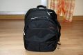DELSEY 53\n\nFoto von Jens Krmer - VIELEN DANK!\n\nKommentar des Nutzers:\n\nDies ist der groe Rucksack fr Ihre digitale SLR oder professionelle Kleinbildkamera und Ihr Notebook, Stativ und Zubehr, wenn Sie auf Reisen auf Komfort und Mobilitt nicht verzichten wollen. Ein gepolstertes Kamerafach und das ebenfalls gepolsterte Fach fr 17"-Notebooks mit weichem Mikrofaser-Bezug schtzen Ihre Ausrstung ebenso wie der serienmige Schlechtwetter-berzug.\n \nAusstattung:\nAirline Carry-on, Front-Organizer-Tasche mit vielen Fchern, Gepolstertes Hauptfach, Gepolstertes Notebook-Fach (17"), Netztasche mit Reiverschluss, Schlechtwetter-berzug, Stativ-Tragevorrichtung, Verstellbares, gepolstertes Tragesystem, Zwei Schlsser\n \nVariable Inneneinrichtung fr 1 oder 2 DSLRs oder 35mm-SLRs mit Wechselobjektiven, Profi-Blitz, 17"-Notebook, viel Zubehr und Reiseutensilien.\n \nAbmessungen: \nInnen: 41 cm x 12 cm x 33 cm\nAuen: 47.5 cm x 29 cm x 35 cm\nFassungsvermgen: 16,24 ltr\nGewicht: 2,125 kg\n\nIch habe mit die EOS 350d Blitz Canon 430EX, Canon 70-200mm 2,8L, Canon 70-300IS, 17-55IS, 50mm 1,4, 60mm 2,8 Makro. Akkus, 15,4Zoll Laptop, Kleinkram fr die Kamera.\n\nGru Jens