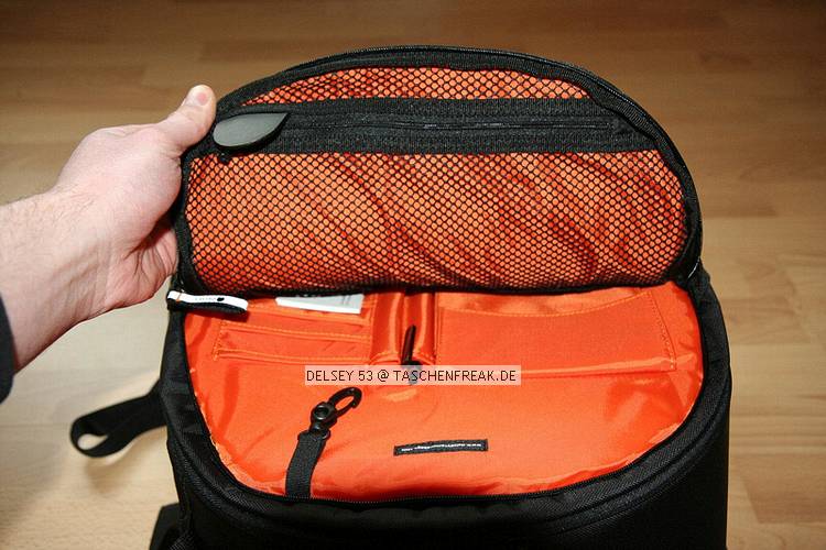 DELSEY 53\n\nFoto von Jens Krmer - VIELEN DANK!\n\nKommentar des Nutzers:\n\nDies ist der groe Rucksack fr Ihre digitale SLR oder professionelle Kleinbildkamera und Ihr Notebook, Stativ und Zubehr, wenn Sie auf Reisen auf Komfort und Mobilitt nicht verzichten wollen. Ein gepolstertes Kamerafach und das ebenfalls gepolsterte Fach fr 17"-Notebooks mit weichem Mikrofaser-Bezug schtzen Ihre Ausrstung ebenso wie der serienmige Schlechtwetter-berzug.\n \nAusstattung:\nAirline Carry-on, Front-Organizer-Tasche mit vielen Fchern, Gepolstertes Hauptfach, Gepolstertes Notebook-Fach (17"), Netztasche mit Reiverschluss, Schlechtwetter-berzug, Stativ-Tragevorrichtung, Verstellbares, gepolstertes Tragesystem, Zwei Schlsser\n \nVariable Inneneinrichtung fr 1 oder 2 DSLRs oder 35mm-SLRs mit Wechselobjektiven, Profi-Blitz, 17"-Notebook, viel Zubehr und Reiseutensilien.\n \nAbmessungen: \nInnen: 41 cm x 12 cm x 33 cm\nAuen: 47.5 cm x 29 cm x 35 cm\nFassungsvermgen: 16,24 ltr\nGewicht: 2,125 kg\n\nIch habe mit die EOS 350d Blitz Canon 430EX, Canon 70-200mm 2,8L, Canon 70-300IS, 17-55IS, 50mm 1,4, 60mm 2,8 Makro. Akkus, 15,4Zoll Laptop, Kleinkram fr die Kamera.\n\nGru Jens