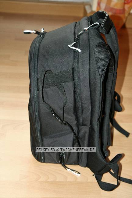 DELSEY 53\n\nFoto von Jens Krmer - VIELEN DANK!\n\nKommentar des Nutzers:\n\nDies ist der groe Rucksack fr Ihre digitale SLR oder professionelle Kleinbildkamera und Ihr Notebook, Stativ und Zubehr, wenn Sie auf Reisen auf Komfort und Mobilitt nicht verzichten wollen. Ein gepolstertes Kamerafach und das ebenfalls gepolsterte Fach fr 17"-Notebooks mit weichem Mikrofaser-Bezug schtzen Ihre Ausrstung ebenso wie der serienmige Schlechtwetter-berzug.\n \nAusstattung:\nAirline Carry-on, Front-Organizer-Tasche mit vielen Fchern, Gepolstertes Hauptfach, Gepolstertes Notebook-Fach (17"), Netztasche mit Reiverschluss, Schlechtwetter-berzug, Stativ-Tragevorrichtung, Verstellbares, gepolstertes Tragesystem, Zwei Schlsser\n \nVariable Inneneinrichtung fr 1 oder 2 DSLRs oder 35mm-SLRs mit Wechselobjektiven, Profi-Blitz, 17"-Notebook, viel Zubehr und Reiseutensilien.\n \nAbmessungen: \nInnen: 41 cm x 12 cm x 33 cm\nAuen: 47.5 cm x 29 cm x 35 cm\nFassungsvermgen: 16,24 ltr\nGewicht: 2,125 kg\n\nIch habe mit die EOS 350d Blitz Canon 430EX, Canon 70-200mm 2,8L, Canon 70-300IS, 17-55IS, 50mm 1,4, 60mm 2,8 Makro. Akkus, 15,4Zoll Laptop, Kleinkram fr die Kamera.\n\nGru Jens