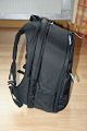 DELSEY 53\n\nFoto von Jens Krmer - VIELEN DANK!\n\nKommentar des Nutzers:\n\nDies ist der groe Rucksack fr Ihre digitale SLR oder professionelle Kleinbildkamera und Ihr Notebook, Stativ und Zubehr, wenn Sie auf Reisen auf Komfort und Mobilitt nicht verzichten wollen. Ein gepolstertes Kamerafach und das ebenfalls gepolsterte Fach fr 17"-Notebooks mit weichem Mikrofaser-Bezug schtzen Ihre Ausrstung ebenso wie der serienmige Schlechtwetter-berzug.\n \nAusstattung:\nAirline Carry-on, Front-Organizer-Tasche mit vielen Fchern, Gepolstertes Hauptfach, Gepolstertes Notebook-Fach (17"), Netztasche mit Reiverschluss, Schlechtwetter-berzug, Stativ-Tragevorrichtung, Verstellbares, gepolstertes Tragesystem, Zwei Schlsser\n \nVariable Inneneinrichtung fr 1 oder 2 DSLRs oder 35mm-SLRs mit Wechselobjektiven, Profi-Blitz, 17"-Notebook, viel Zubehr und Reiseutensilien.\n \nAbmessungen: \nInnen: 41 cm x 12 cm x 33 cm\nAuen: 47.5 cm x 29 cm x 35 cm\nFassungsvermgen: 16,24 ltr\nGewicht: 2,125 kg\n\nIch habe mit die EOS 350d Blitz Canon 430EX, Canon 70-200mm 2,8L, Canon 70-300IS, 17-55IS, 50mm 1,4, 60mm 2,8 Makro. Akkus, 15,4Zoll Laptop, Kleinkram fr die Kamera.\n\nGru Jens