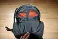 DELSEY 53\n\nFoto von Jens Krmer - VIELEN DANK!\n\nKommentar des Nutzers:\n\nDies ist der groe Rucksack fr Ihre digitale SLR oder professionelle Kleinbildkamera und Ihr Notebook, Stativ und Zubehr, wenn Sie auf Reisen auf Komfort und Mobilitt nicht verzichten wollen. Ein gepolstertes Kamerafach und das ebenfalls gepolsterte Fach fr 17"-Notebooks mit weichem Mikrofaser-Bezug schtzen Ihre Ausrstung ebenso wie der serienmige Schlechtwetter-berzug.\n \nAusstattung:\nAirline Carry-on, Front-Organizer-Tasche mit vielen Fchern, Gepolstertes Hauptfach, Gepolstertes Notebook-Fach (17"), Netztasche mit Reiverschluss, Schlechtwetter-berzug, Stativ-Tragevorrichtung, Verstellbares, gepolstertes Tragesystem, Zwei Schlsser\n \nVariable Inneneinrichtung fr 1 oder 2 DSLRs oder 35mm-SLRs mit Wechselobjektiven, Profi-Blitz, 17"-Notebook, viel Zubehr und Reiseutensilien.\n \nAbmessungen: \nInnen: 41 cm x 12 cm x 33 cm\nAuen: 47.5 cm x 29 cm x 35 cm\nFassungsvermgen: 16,24 ltr\nGewicht: 2,125 kg\n\nIch habe mit die EOS 350d Blitz Canon 430EX, Canon 70-200mm 2,8L, Canon 70-300IS, 17-55IS, 50mm 1,4, 60mm 2,8 Makro. Akkus, 15,4Zoll Laptop, Kleinkram fr die Kamera.\n\nGru Jens