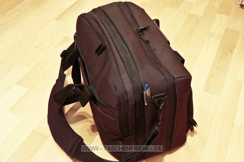 DELSEY COMPUTERCASE 16\n\nFoto und Kommentar von einem netten User der Anonym bleiben mchte - VIELEN DANK!\n\nKommentar:\n\nHallo Jrg\n\nDeine Seite ist super! Deshalb hier mein Beitrag (Bitte meinen Namen nicht erwhnen):\n\nDelsey Computercase 16 bzw. Briefcase 16 ist eine gerumige, elegante, robuste, hochwertig verarbeitete, gut gepolsterte, preiswerte Fototasche mit viel Platz fr Laptop (abgebildet ist ein 12"  Powerbook), Bibel, Graukarte, Ordner, Schlafanzug, Zahnbrste, ....  \n\nDie Kamera (Canon 40D) mit Objektiv (17-40) hat natrlich auch noch Platz, aber irgendwie musste ich ja die Fotos machen! Zur Illustration habe ich bei einem Foto ein altes EOS-5 Gehuse draufgelegt. Der Blitz lsst sich sogar mit aufgesetztem Gary Fong Diffusor verstauen. Auch grssere Objektive haben gut Platz.\n\nDie Tasche ist Ideal fr Konzerte, Konferenzen, Seminare, Hochzeiten, Veranstaltungen, Familienfeiern.\n\nObwohl der Tragriemen sehr gut gepolstert ist, bevorzuge ich fr Reisen einen Rucksack mit einem guten Tragsystem (ACS Fotopack von Jack Wolfskin). Das ist fr weite Strecken bequemer.\n\nGrsse