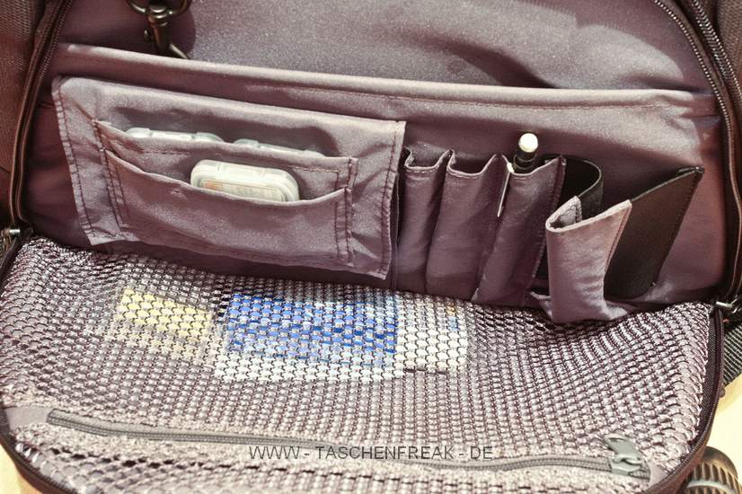 DELSEY COMPUTERCASE 16\n\nFoto und Kommentar von einem netten User der Anonym bleiben mchte - VIELEN DANK!\n\nKommentar:\n\nHallo Jrg\n\nDeine Seite ist super! Deshalb hier mein Beitrag (Bitte meinen Namen nicht erwhnen):\n\nDelsey Computercase 16 bzw. Briefcase 16 ist eine gerumige, elegante, robuste, hochwertig verarbeitete, gut gepolsterte, preiswerte Fototasche mit viel Platz fr Laptop (abgebildet ist ein 12"  Powerbook), Bibel, Graukarte, Ordner, Schlafanzug, Zahnbrste, ....  \n\nDie Kamera (Canon 40D) mit Objektiv (17-40) hat natrlich auch noch Platz, aber irgendwie musste ich ja die Fotos machen! Zur Illustration habe ich bei einem Foto ein altes EOS-5 Gehuse draufgelegt. Der Blitz lsst sich sogar mit aufgesetztem Gary Fong Diffusor verstauen. Auch grssere Objektive haben gut Platz.\n\nDie Tasche ist Ideal fr Konzerte, Konferenzen, Seminare, Hochzeiten, Veranstaltungen, Familienfeiern.\n\nObwohl der Tragriemen sehr gut gepolstert ist, bevorzuge ich fr Reisen einen Rucksack mit einem guten Tragsystem (ACS Fotopack von Jack Wolfskin). Das ist fr weite Strecken bequemer.\n\nGrsse