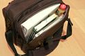 DELSEY COMPUTERCASE 16\n\nFoto und Kommentar von einem netten User der Anonym bleiben mchte - VIELEN DANK!\n\nKommentar:\n\nHallo Jrg\n\nDeine Seite ist super! Deshalb hier mein Beitrag (Bitte meinen Namen nicht erwhnen):\n\nDelsey Computercase 16 bzw. Briefcase 16 ist eine gerumige, elegante, robuste, hochwertig verarbeitete, gut gepolsterte, preiswerte Fototasche mit viel Platz fr Laptop (abgebildet ist ein 12"  Powerbook), Bibel, Graukarte, Ordner, Schlafanzug, Zahnbrste, ....  \n\nDie Kamera (Canon 40D) mit Objektiv (17-40) hat natrlich auch noch Platz, aber irgendwie musste ich ja die Fotos machen! Zur Illustration habe ich bei einem Foto ein altes EOS-5 Gehuse draufgelegt. Der Blitz lsst sich sogar mit aufgesetztem Gary Fong Diffusor verstauen. Auch grssere Objektive haben gut Platz.\n\nDie Tasche ist Ideal fr Konzerte, Konferenzen, Seminare, Hochzeiten, Veranstaltungen, Familienfeiern.\n\nObwohl der Tragriemen sehr gut gepolstert ist, bevorzuge ich fr Reisen einen Rucksack mit einem guten Tragsystem (ACS Fotopack von Jack Wolfskin). Das ist fr weite Strecken bequemer.\n\nGrsse