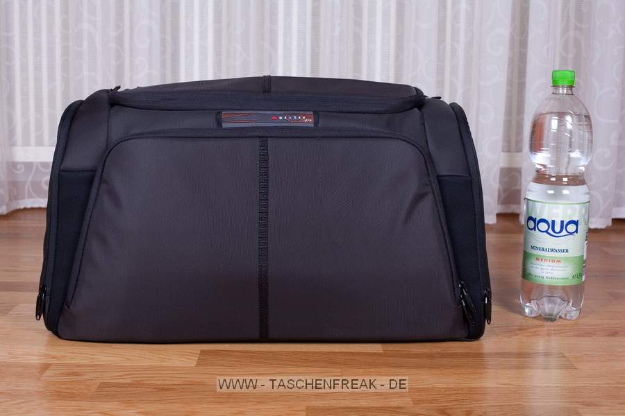 DELSEY PRO 1\n\nFoto und Kommentar von Stefan Schfer - VIELEN DANK!\n\nKommentar:\n\nHallo,\n\nwrde gerne die Bilder dieser Tasche fr eure Seite zur Verfgung stellen:\n\nDelsey Pro 1.\n\n(Zur Grenvorstellung die 1,5L Flasche Wasser)\n\nWirklich viel Platz , ich habe eine 5D mit Batteriegriff und angesetztem 70-200 2.8 L IS, eine 40D mit Batteriegriff und 50mm 1.4, zwei zustzliche Objektive, Blitz 580 EX II und diverses Zubehr drin. Ist noch weiterer Platz. Also, wer eine wirklich groe Tasche fr viel Equipment braucht - ich kann diese nur empfehlen. Von der Verarbeitung und Qualitt des Materials her wrde ich behaupten wollen, besser als Lowepro.\n\nDie Griffe sind "versenkbar", der Schulterriemen ist super gepolstert, Bodenplatte fest - hnlich einer Sporttasche mit Standfen, das Regencover ist gut verstaut, das Hauptfach lsst sich mit einem mitgelieferten Bgelschlo verschlieen und in zwei Ebenen aufteilen. Toll sind auch die mitgelieferten Objektivschutzhllen.\n\nGru, Stefan Schfer