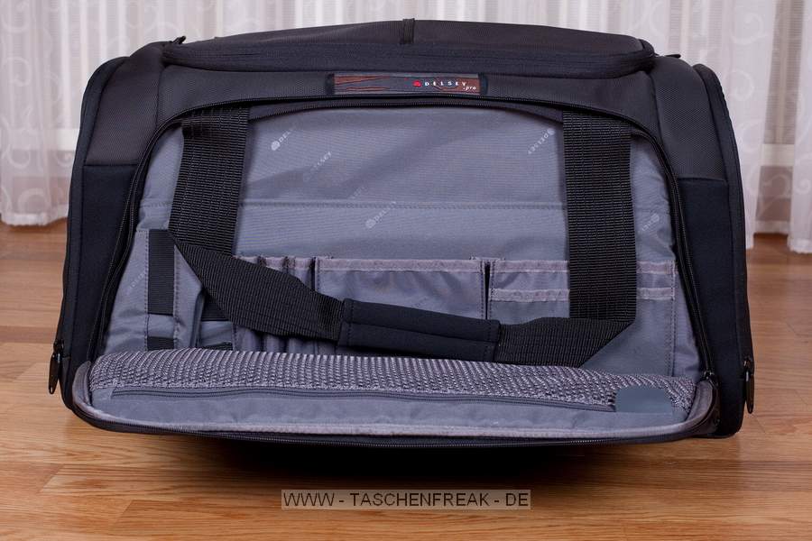 DELSEY PRO 1\n\nFoto und Kommentar von Stefan Schäfer - VIELEN DANK!\n\nKommentar:\n\nHallo,\n\nwürde gerne die Bilder dieser Tasche für eure Seite zur Verfügung stellen:\n\nDelsey Pro 1.\n\n(Zur Größenvorstellung die 1,5L Flasche Wasser)\n\nWirklich viel Platz , ich habe eine 5D mit Batteriegriff und angesetztem 70-200 2.8 L IS, eine 40D mit Batteriegriff und 50mm 1.4, zwei zusätzliche Objektive, Blitz 580 EX II und diverses Zubehör drin. Ist noch weiterer Platz. Also, wer eine wirklich große Tasche für viel Equipment braucht - ich kann diese nur empfehlen. Von der Verarbeitung und Qualität des Materials her würde ich behaupten wollen, besser als Lowepro.\n\nDie Griffe sind "versenkbar", der Schulterriemen ist super gepolstert, Bodenplatte fest - ähnlich einer Sporttasche mit Standfüßen, das Regencover ist gut verstaut, das Hauptfach lässt sich mit einem mitgelieferten Bügelschloß verschließen und in zwei Ebenen aufteilen. Toll sind auch die mitgelieferten Objektivschutzhüllen.\n\nGruß, Stefan Schäfer