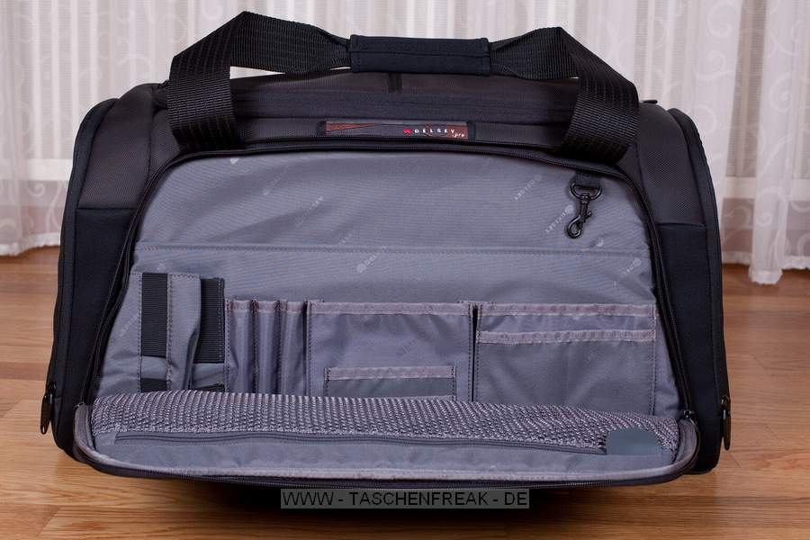 DELSEY PRO 1\n\nFoto und Kommentar von Stefan Schfer - VIELEN DANK!\n\nKommentar:\n\nHallo,\n\nwrde gerne die Bilder dieser Tasche fr eure Seite zur Verfgung stellen:\n\nDelsey Pro 1.\n\n(Zur Grenvorstellung die 1,5L Flasche Wasser)\n\nWirklich viel Platz , ich habe eine 5D mit Batteriegriff und angesetztem 70-200 2.8 L IS, eine 40D mit Batteriegriff und 50mm 1.4, zwei zustzliche Objektive, Blitz 580 EX II und diverses Zubehr drin. Ist noch weiterer Platz. Also, wer eine wirklich groe Tasche fr viel Equipment braucht - ich kann diese nur empfehlen. Von der Verarbeitung und Qualitt des Materials her wrde ich behaupten wollen, besser als Lowepro.\n\nDie Griffe sind "versenkbar", der Schulterriemen ist super gepolstert, Bodenplatte fest - hnlich einer Sporttasche mit Standfen, das Regencover ist gut verstaut, das Hauptfach lsst sich mit einem mitgelieferten Bgelschlo verschlieen und in zwei Ebenen aufteilen. Toll sind auch die mitgelieferten Objektivschutzhllen.\n\nGru, Stefan Schfer