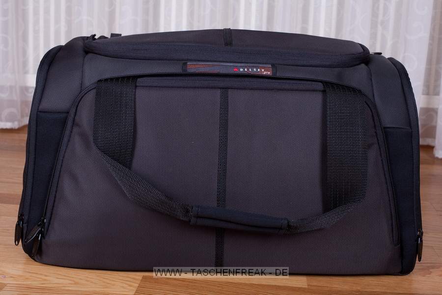 DELSEY PRO 1\n\nFoto und Kommentar von Stefan Schfer - VIELEN DANK!\n\nKommentar:\n\nHallo,\n\nwrde gerne die Bilder dieser Tasche fr eure Seite zur Verfgung stellen:\n\nDelsey Pro 1.\n\n(Zur Grenvorstellung die 1,5L Flasche Wasser)\n\nWirklich viel Platz , ich habe eine 5D mit Batteriegriff und angesetztem 70-200 2.8 L IS, eine 40D mit Batteriegriff und 50mm 1.4, zwei zustzliche Objektive, Blitz 580 EX II und diverses Zubehr drin. Ist noch weiterer Platz. Also, wer eine wirklich groe Tasche fr viel Equipment braucht - ich kann diese nur empfehlen. Von der Verarbeitung und Qualitt des Materials her wrde ich behaupten wollen, besser als Lowepro.\n\nDie Griffe sind "versenkbar", der Schulterriemen ist super gepolstert, Bodenplatte fest - hnlich einer Sporttasche mit Standfen, das Regencover ist gut verstaut, das Hauptfach lsst sich mit einem mitgelieferten Bgelschlo verschlieen und in zwei Ebenen aufteilen. Toll sind auch die mitgelieferten Objektivschutzhllen.\n\nGru, Stefan Schfer