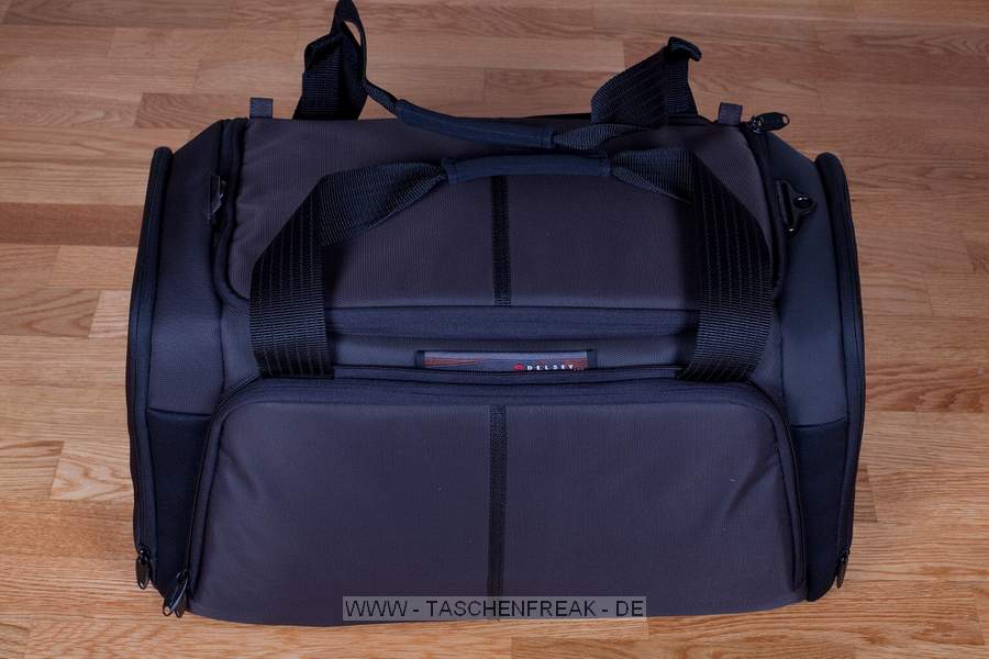 DELSEY PRO 1\n\nFoto und Kommentar von Stefan Schfer - VIELEN DANK!\n\nKommentar:\n\nHallo,\n\nwrde gerne die Bilder dieser Tasche fr eure Seite zur Verfgung stellen:\n\nDelsey Pro 1.\n\n(Zur Grenvorstellung die 1,5L Flasche Wasser)\n\nWirklich viel Platz , ich habe eine 5D mit Batteriegriff und angesetztem 70-200 2.8 L IS, eine 40D mit Batteriegriff und 50mm 1.4, zwei zustzliche Objektive, Blitz 580 EX II und diverses Zubehr drin. Ist noch weiterer Platz. Also, wer eine wirklich groe Tasche fr viel Equipment braucht - ich kann diese nur empfehlen. Von der Verarbeitung und Qualitt des Materials her wrde ich behaupten wollen, besser als Lowepro.\n\nDie Griffe sind "versenkbar", der Schulterriemen ist super gepolstert, Bodenplatte fest - hnlich einer Sporttasche mit Standfen, das Regencover ist gut verstaut, das Hauptfach lsst sich mit einem mitgelieferten Bgelschlo verschlieen und in zwei Ebenen aufteilen. Toll sind auch die mitgelieferten Objektivschutzhllen.\n\nGru, Stefan Schfer