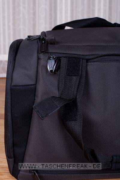 DELSEY PRO 1\n\nFoto und Kommentar von Stefan Schfer - VIELEN DANK!\n\nKommentar:\n\nHallo,\n\nwrde gerne die Bilder dieser Tasche fr eure Seite zur Verfgung stellen:\n\nDelsey Pro 1.\n\n(Zur Grenvorstellung die 1,5L Flasche Wasser)\n\nWirklich viel Platz , ich habe eine 5D mit Batteriegriff und angesetztem 70-200 2.8 L IS, eine 40D mit Batteriegriff und 50mm 1.4, zwei zustzliche Objektive, Blitz 580 EX II und diverses Zubehr drin. Ist noch weiterer Platz. Also, wer eine wirklich groe Tasche fr viel Equipment braucht - ich kann diese nur empfehlen. Von der Verarbeitung und Qualitt des Materials her wrde ich behaupten wollen, besser als Lowepro.\n\nDie Griffe sind "versenkbar", der Schulterriemen ist super gepolstert, Bodenplatte fest - hnlich einer Sporttasche mit Standfen, das Regencover ist gut verstaut, das Hauptfach lsst sich mit einem mitgelieferten Bgelschlo verschlieen und in zwei Ebenen aufteilen. Toll sind auch die mitgelieferten Objektivschutzhllen.\n\nGru, Stefan Schfer