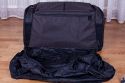DELSEY PRO 1\n\nFoto und Kommentar von Stefan Schfer - VIELEN DANK!\n\nKommentar:\n\nHallo,\n\nwrde gerne die Bilder dieser Tasche fr eure Seite zur Verfgung stellen:\n\nDelsey Pro 1.\n\n(Zur Grenvorstellung die 1,5L Flasche Wasser)\n\nWirklich viel Platz , ich habe eine 5D mit Batteriegriff und angesetztem 70-200 2.8 L IS, eine 40D mit Batteriegriff und 50mm 1.4, zwei zustzliche Objektive, Blitz 580 EX II und diverses Zubehr drin. Ist noch weiterer Platz. Also, wer eine wirklich groe Tasche fr viel Equipment braucht - ich kann diese nur empfehlen. Von der Verarbeitung und Qualitt des Materials her wrde ich behaupten wollen, besser als Lowepro.\n\nDie Griffe sind "versenkbar", der Schulterriemen ist super gepolstert, Bodenplatte fest - hnlich einer Sporttasche mit Standfen, das Regencover ist gut verstaut, das Hauptfach lsst sich mit einem mitgelieferten Bgelschlo verschlieen und in zwei Ebenen aufteilen. Toll sind auch die mitgelieferten Objektivschutzhllen.\n\nGru, Stefan Schfer