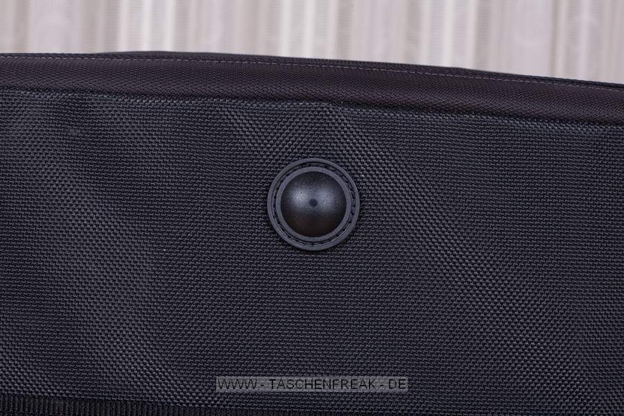 DELSEY PRO 1\n\nFoto und Kommentar von Stefan Schäfer - VIELEN DANK!\n\nKommentar:\n\nHallo,\n\nwürde gerne die Bilder dieser Tasche für eure Seite zur Verfügung stellen:\n\nDelsey Pro 1.\n\n(Zur Größenvorstellung die 1,5L Flasche Wasser)\n\nWirklich viel Platz , ich habe eine 5D mit Batteriegriff und angesetztem 70-200 2.8 L IS, eine 40D mit Batteriegriff und 50mm 1.4, zwei zusätzliche Objektive, Blitz 580 EX II und diverses Zubehör drin. Ist noch weiterer Platz. Also, wer eine wirklich große Tasche für viel Equipment braucht - ich kann diese nur empfehlen. Von der Verarbeitung und Qualität des Materials her würde ich behaupten wollen, besser als Lowepro.\n\nDie Griffe sind "versenkbar", der Schulterriemen ist super gepolstert, Bodenplatte fest - ähnlich einer Sporttasche mit Standfüßen, das Regencover ist gut verstaut, das Hauptfach lässt sich mit einem mitgelieferten Bügelschloß verschließen und in zwei Ebenen aufteilen. Toll sind auch die mitgelieferten Objektivschutzhüllen.\n\nGruß, Stefan Schäfer