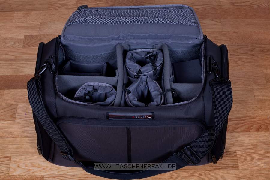 DELSEY PRO 1\n\nFoto und Kommentar von Stefan Schfer - VIELEN DANK!\n\nKommentar:\n\nHallo,\n\nwrde gerne die Bilder dieser Tasche fr eure Seite zur Verfgung stellen:\n\nDelsey Pro 1.\n\n(Zur Grenvorstellung die 1,5L Flasche Wasser)\n\nWirklich viel Platz , ich habe eine 5D mit Batteriegriff und angesetztem 70-200 2.8 L IS, eine 40D mit Batteriegriff und 50mm 1.4, zwei zustzliche Objektive, Blitz 580 EX II und diverses Zubehr drin. Ist noch weiterer Platz. Also, wer eine wirklich groe Tasche fr viel Equipment braucht - ich kann diese nur empfehlen. Von der Verarbeitung und Qualitt des Materials her wrde ich behaupten wollen, besser als Lowepro.\n\nDie Griffe sind "versenkbar", der Schulterriemen ist super gepolstert, Bodenplatte fest - hnlich einer Sporttasche mit Standfen, das Regencover ist gut verstaut, das Hauptfach lsst sich mit einem mitgelieferten Bgelschlo verschlieen und in zwei Ebenen aufteilen. Toll sind auch die mitgelieferten Objektivschutzhllen.\n\nGru, Stefan Schfer