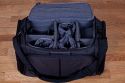 DELSEY PRO 1\n\nFoto und Kommentar von Stefan Schfer - VIELEN DANK!\n\nKommentar:\n\nHallo,\n\nwrde gerne die Bilder dieser Tasche fr eure Seite zur Verfgung stellen:\n\nDelsey Pro 1.\n\n(Zur Grenvorstellung die 1,5L Flasche Wasser)\n\nWirklich viel Platz , ich habe eine 5D mit Batteriegriff und angesetztem 70-200 2.8 L IS, eine 40D mit Batteriegriff und 50mm 1.4, zwei zustzliche Objektive, Blitz 580 EX II und diverses Zubehr drin. Ist noch weiterer Platz. Also, wer eine wirklich groe Tasche fr viel Equipment braucht - ich kann diese nur empfehlen. Von der Verarbeitung und Qualitt des Materials her wrde ich behaupten wollen, besser als Lowepro.\n\nDie Griffe sind "versenkbar", der Schulterriemen ist super gepolstert, Bodenplatte fest - hnlich einer Sporttasche mit Standfen, das Regencover ist gut verstaut, das Hauptfach lsst sich mit einem mitgelieferten Bgelschlo verschlieen und in zwei Ebenen aufteilen. Toll sind auch die mitgelieferten Objektivschutzhllen.\n\nGru, Stefan Schfer
