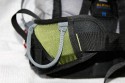 DEUTER 45+\n\nFoto von Matthias Helling - VIELEN DANK!\n\nKommentar des Nutzers:\n\nWandern mit Fotoausrstung!\nNachdem ich aus diesem Forum einige ntzliche Anregungen erhalten habe, mchte ich meine Lsung beitragen.\n\nIch habe mir einen Deuter Guide 45+ zugelegt (von Berfhrern empfohlen).\nDer hat ein sehr groes Bodenfach, dass weit zu ffnen ist. Dort habe ich das Inlet des Crumpler Fourninety Daily L (passen auch die Polsterteile billiger Fototaschen) hineingesteckt und bewahre bequem ein 100-400 mit umgedrehter Geli, eine 30D mit angesetztem 24-105 und ein Tokina 12-24 auf. hnlich der Rover-Serie komme ich da ganz gut dran. Dann habe ich noch ein riesiges Hauptfach, welches sogar einen Zugang von der Seite ermglicht. Dort knnt ihr massenweise Essen, Klamotten oder wers mag, noch ein weiteres Tele hineinstecken. An den Seiten sind stabile Skihalter die ohne Probleme ein Stativ aufnehmen und diverse Befestigungsmglichkeiten.\nZwei Deckelfcher nehmen Kleinteile auf, Handy, GPS, MP3 kommen mit geiegneten Taschen an Schultergurt und das restliche Kleinzeug kommt in kleinen Deuter-Waschbeutel ins hauptfach.\n\nMit dieser Befllung und einem Benro C258 trgt er sich sehr angenehm und ausgewogen und auch kurze Kletterpassagen sind gut zu bewltigen(als Kletterrucksack konzipiert ist er relativ schmal und hat ein super Tragesystem). Auch mit einem deutlich schwereren 055 habe ich ihn schon benutzt.\n\nFazit:\n++ sehr gutes Tragesystem\n++ massig Stauraum, flexible Befllung\n++ Stativbefestigung\n++ Preis 130,-\n++ sieht nicht aus nach "klau mich"\n++ auch ohne Fotokrempel nutzbar\n++ Handgepcktauglich (drft halt das Hauptfach nicht so vollstopfen, sonst werdet ihr gleich auf die Waage geschickt) \n++ 13" Macbook ist auch schon mitgeflogen (geht aber auch grer)\n++ Trinksystem vorbereitet (wrde ich aber nochmal in Plastiktte stecken, hab schon Pferde k... , h Camelbags platzen gesehen\n++ mit Optitech Kamerabefestigung klinke ich Kamera an Tragegestell und der Nacken schmerzt nicht mehr\n++ stabile Steigeisenhalterungen an Hftgurtflgeln( z.B. Sliplocktaschen oder hnliches fr schnellen Zugriff)\n\n-- keinen integrierten Regenschutz(halbe Stunde kein Problem! ansonsten universelle Rucksackregenhlle)\n\nIch hoffe ich konnte helfen.\n\nGru\nMatthias