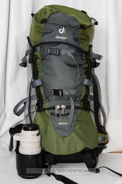 DEUTER 45+\n\nFoto von Matthias Helling - VIELEN DANK!\n\nKommentar des Nutzers:\n\nWandern mit Fotoausrstung!\nNachdem ich aus diesem Forum einige ntzliche Anregungen erhalten habe, mchte ich meine Lsung beitragen.\n\nIch habe mir einen Deuter Guide 45+ zugelegt (von Berfhrern empfohlen).\nDer hat ein sehr groes Bodenfach, dass weit zu ffnen ist. Dort habe ich das Inlet des Crumpler Fourninety Daily L (passen auch die Polsterteile billiger Fototaschen) hineingesteckt und bewahre bequem ein 100-400 mit umgedrehter Geli, eine 30D mit angesetztem 24-105 und ein Tokina 12-24 auf. hnlich der Rover-Serie komme ich da ganz gut dran. Dann habe ich noch ein riesiges Hauptfach, welches sogar einen Zugang von der Seite ermglicht. Dort knnt ihr massenweise Essen, Klamotten oder wers mag, noch ein weiteres Tele hineinstecken. An den Seiten sind stabile Skihalter die ohne Probleme ein Stativ aufnehmen und diverse Befestigungsmglichkeiten.\nZwei Deckelfcher nehmen Kleinteile auf, Handy, GPS, MP3 kommen mit geiegneten Taschen an Schultergurt und das restliche Kleinzeug kommt in kleinen Deuter-Waschbeutel ins hauptfach.\n\nMit dieser Befllung und einem Benro C258 trgt er sich sehr angenehm und ausgewogen und auch kurze Kletterpassagen sind gut zu bewltigen(als Kletterrucksack konzipiert ist er relativ schmal und hat ein super Tragesystem). Auch mit einem deutlich schwereren 055 habe ich ihn schon benutzt.\n\nFazit:\n++ sehr gutes Tragesystem\n++ massig Stauraum, flexible Befllung\n++ Stativbefestigung\n++ Preis 130,-\n++ sieht nicht aus nach "klau mich"\n++ auch ohne Fotokrempel nutzbar\n++ Handgepcktauglich (drft halt das Hauptfach nicht so vollstopfen, sonst werdet ihr gleich auf die Waage geschickt) \n++ 13" Macbook ist auch schon mitgeflogen (geht aber auch grer)\n++ Trinksystem vorbereitet (wrde ich aber nochmal in Plastiktte stecken, hab schon Pferde k... , h Camelbags platzen gesehen\n++ mit Optitech Kamerabefestigung klinke ich Kamera an Tragegestell und der Nacken schmerzt nicht mehr\n++ stabile Steigeisenhalterungen an Hftgurtflgeln( z.B. Sliplocktaschen oder hnliches fr schnellen Zugriff)\n\n-- keinen integrierten Regenschutz(halbe Stunde kein Problem! ansonsten universelle Rucksackregenhlle)\n\nIch hoffe ich konnte helfen.\n\nGru\nMatthias