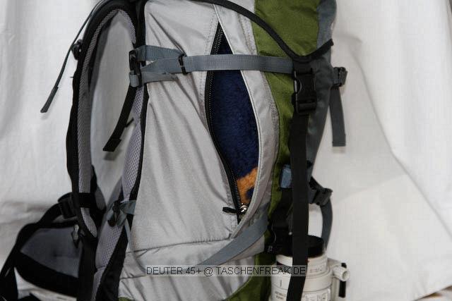 DEUTER 45+\n\nFoto von Matthias Helling - VIELEN DANK!\n\nKommentar des Nutzers:\n\nWandern mit Fotoausrstung!\nNachdem ich aus diesem Forum einige ntzliche Anregungen erhalten habe, mchte ich meine Lsung beitragen.\n\nIch habe mir einen Deuter Guide 45+ zugelegt (von Berfhrern empfohlen).\nDer hat ein sehr groes Bodenfach, dass weit zu ffnen ist. Dort habe ich das Inlet des Crumpler Fourninety Daily L (passen auch die Polsterteile billiger Fototaschen) hineingesteckt und bewahre bequem ein 100-400 mit umgedrehter Geli, eine 30D mit angesetztem 24-105 und ein Tokina 12-24 auf. hnlich der Rover-Serie komme ich da ganz gut dran. Dann habe ich noch ein riesiges Hauptfach, welches sogar einen Zugang von der Seite ermglicht. Dort knnt ihr massenweise Essen, Klamotten oder wers mag, noch ein weiteres Tele hineinstecken. An den Seiten sind stabile Skihalter die ohne Probleme ein Stativ aufnehmen und diverse Befestigungsmglichkeiten.\nZwei Deckelfcher nehmen Kleinteile auf, Handy, GPS, MP3 kommen mit geiegneten Taschen an Schultergurt und das restliche Kleinzeug kommt in kleinen Deuter-Waschbeutel ins hauptfach.\n\nMit dieser Befllung und einem Benro C258 trgt er sich sehr angenehm und ausgewogen und auch kurze Kletterpassagen sind gut zu bewltigen(als Kletterrucksack konzipiert ist er relativ schmal und hat ein super Tragesystem). Auch mit einem deutlich schwereren 055 habe ich ihn schon benutzt.\n\nFazit:\n++ sehr gutes Tragesystem\n++ massig Stauraum, flexible Befllung\n++ Stativbefestigung\n++ Preis 130,-\n++ sieht nicht aus nach "klau mich"\n++ auch ohne Fotokrempel nutzbar\n++ Handgepcktauglich (drft halt das Hauptfach nicht so vollstopfen, sonst werdet ihr gleich auf die Waage geschickt) \n++ 13" Macbook ist auch schon mitgeflogen (geht aber auch grer)\n++ Trinksystem vorbereitet (wrde ich aber nochmal in Plastiktte stecken, hab schon Pferde k... , h Camelbags platzen gesehen\n++ mit Optitech Kamerabefestigung klinke ich Kamera an Tragegestell und der Nacken schmerzt nicht mehr\n++ stabile Steigeisenhalterungen an Hftgurtflgeln( z.B. Sliplocktaschen oder hnliches fr schnellen Zugriff)\n\n-- keinen integrierten Regenschutz(halbe Stunde kein Problem! ansonsten universelle Rucksackregenhlle)\n\nIch hoffe ich konnte helfen.\n\nGru\nMatthias