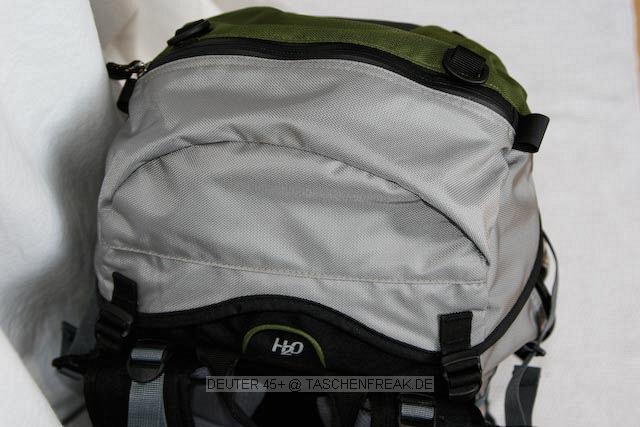 DEUTER 45+\n\nFoto von Matthias Helling - VIELEN DANK!\n\nKommentar des Nutzers:\n\nWandern mit Fotoausrstung!\nNachdem ich aus diesem Forum einige ntzliche Anregungen erhalten habe, mchte ich meine Lsung beitragen.\n\nIch habe mir einen Deuter Guide 45+ zugelegt (von Berfhrern empfohlen).\nDer hat ein sehr groes Bodenfach, dass weit zu ffnen ist. Dort habe ich das Inlet des Crumpler Fourninety Daily L (passen auch die Polsterteile billiger Fototaschen) hineingesteckt und bewahre bequem ein 100-400 mit umgedrehter Geli, eine 30D mit angesetztem 24-105 und ein Tokina 12-24 auf. hnlich der Rover-Serie komme ich da ganz gut dran. Dann habe ich noch ein riesiges Hauptfach, welches sogar einen Zugang von der Seite ermglicht. Dort knnt ihr massenweise Essen, Klamotten oder wers mag, noch ein weiteres Tele hineinstecken. An den Seiten sind stabile Skihalter die ohne Probleme ein Stativ aufnehmen und diverse Befestigungsmglichkeiten.\nZwei Deckelfcher nehmen Kleinteile auf, Handy, GPS, MP3 kommen mit geiegneten Taschen an Schultergurt und das restliche Kleinzeug kommt in kleinen Deuter-Waschbeutel ins hauptfach.\n\nMit dieser Befllung und einem Benro C258 trgt er sich sehr angenehm und ausgewogen und auch kurze Kletterpassagen sind gut zu bewltigen(als Kletterrucksack konzipiert ist er relativ schmal und hat ein super Tragesystem). Auch mit einem deutlich schwereren 055 habe ich ihn schon benutzt.\n\nFazit:\n++ sehr gutes Tragesystem\n++ massig Stauraum, flexible Befllung\n++ Stativbefestigung\n++ Preis 130,-\n++ sieht nicht aus nach "klau mich"\n++ auch ohne Fotokrempel nutzbar\n++ Handgepcktauglich (drft halt das Hauptfach nicht so vollstopfen, sonst werdet ihr gleich auf die Waage geschickt) \n++ 13" Macbook ist auch schon mitgeflogen (geht aber auch grer)\n++ Trinksystem vorbereitet (wrde ich aber nochmal in Plastiktte stecken, hab schon Pferde k... , h Camelbags platzen gesehen\n++ mit Optitech Kamerabefestigung klinke ich Kamera an Tragegestell und der Nacken schmerzt nicht mehr\n++ stabile Steigeisenhalterungen an Hftgurtflgeln( z.B. Sliplocktaschen oder hnliches fr schnellen Zugriff)\n\n-- keinen integrierten Regenschutz(halbe Stunde kein Problem! ansonsten universelle Rucksackregenhlle)\n\nIch hoffe ich konnte helfen.\n\nGru\nMatthias