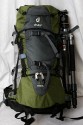 DEUTER 45+\n\nFoto von Matthias Helling - VIELEN DANK!\n\nKommentar des Nutzers:\n\nWandern mit Fotoausrstung!\nNachdem ich aus diesem Forum einige ntzliche Anregungen erhalten habe, mchte ich meine Lsung beitragen.\n\nIch habe mir einen Deuter Guide 45+ zugelegt (von Berfhrern empfohlen).\nDer hat ein sehr groes Bodenfach, dass weit zu ffnen ist. Dort habe ich das Inlet des Crumpler Fourninety Daily L (passen auch die Polsterteile billiger Fototaschen) hineingesteckt und bewahre bequem ein 100-400 mit umgedrehter Geli, eine 30D mit angesetztem 24-105 und ein Tokina 12-24 auf. hnlich der Rover-Serie komme ich da ganz gut dran. Dann habe ich noch ein riesiges Hauptfach, welches sogar einen Zugang von der Seite ermglicht. Dort knnt ihr massenweise Essen, Klamotten oder wers mag, noch ein weiteres Tele hineinstecken. An den Seiten sind stabile Skihalter die ohne Probleme ein Stativ aufnehmen und diverse Befestigungsmglichkeiten.\nZwei Deckelfcher nehmen Kleinteile auf, Handy, GPS, MP3 kommen mit geiegneten Taschen an Schultergurt und das restliche Kleinzeug kommt in kleinen Deuter-Waschbeutel ins hauptfach.\n\nMit dieser Befllung und einem Benro C258 trgt er sich sehr angenehm und ausgewogen und auch kurze Kletterpassagen sind gut zu bewltigen(als Kletterrucksack konzipiert ist er relativ schmal und hat ein super Tragesystem). Auch mit einem deutlich schwereren 055 habe ich ihn schon benutzt.\n\nFazit:\n++ sehr gutes Tragesystem\n++ massig Stauraum, flexible Befllung\n++ Stativbefestigung\n++ Preis 130,-\n++ sieht nicht aus nach "klau mich"\n++ auch ohne Fotokrempel nutzbar\n++ Handgepcktauglich (drft halt das Hauptfach nicht so vollstopfen, sonst werdet ihr gleich auf die Waage geschickt) \n++ 13" Macbook ist auch schon mitgeflogen (geht aber auch grer)\n++ Trinksystem vorbereitet (wrde ich aber nochmal in Plastiktte stecken, hab schon Pferde k... , h Camelbags platzen gesehen\n++ mit Optitech Kamerabefestigung klinke ich Kamera an Tragegestell und der Nacken schmerzt nicht mehr\n++ stabile Steigeisenhalterungen an Hftgurtflgeln( z.B. Sliplocktaschen oder hnliches fr schnellen Zugriff)\n\n-- keinen integrierten Regenschutz(halbe Stunde kein Problem! ansonsten universelle Rucksackregenhlle)\n\nIch hoffe ich konnte helfen.\n\nGru\nMatthias