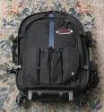 Drr Advantage Professionell Trolly Big\n\nFoto von Jens Hartkopf - VIELEN DANK!\n\nKommentar des Nutzers:\n\nHier also die Bilder von meinem "Drr Atventure Professionell Rucksack/Trolly Big" (so heit das Teil laut Katalog).\nDer aktuelle Listenpreis fr das Ding ist bei Drr 269 Euro. \n \nIch find es zwar nicht billig, dafr ist das Ding aber regengeschtzt und recht ordentlich verarbeitet.\n\nAuf einem der Bilder ist er mal gepackt. Das schleppe ich natrlich normalerweise nicht alles mit mir rum... ;D daher hab ich auch noch kleinere Taschen und Ruckscke. Nach was groem wo ich notfalls man das meiste so rein bekomme hab ich aber lange suchen mssen, daher ist das Ding glaube ich auch fr andere interessant. Auerdem lsst sich das Teil sowohl als Rucksack -schwitz- *ggg* als auch was wegen des Gewichtes natrlich deutlich angenehmer ist, als stabiler Trolly verwenden. \n \nKurz noch die Mae lt, Katalog:\n \ninnen: H X B X T = 48 X 38 X 20 cm\nauen: 56 X 48 X 32\n \nAuf einem der Fotos hab ich mal abgebildet was ich da normalerweise so reinpacke. Bis auf die 20D mit dem 16-35 dem 3. Blitz und ST-E3, das war gerade im Gebrauch, und ich stand auch wie  fast immer auf der falschen Seite der Kamera \n \nGru Jens