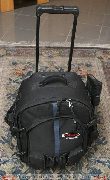 Drr Advantage Professionell Trolly Big\n\nFoto von Jens Hartkopf - VIELEN DANK!\n\nKommentar des Nutzers:\n\nHier also die Bilder von meinem "Drr Atventure Professionell Rucksack/Trolly Big" (so heit das Teil laut Katalog).\nDer aktuelle Listenpreis fr das Ding ist bei Drr 269 Euro. \n \nIch find es zwar nicht billig, dafr ist das Ding aber regengeschtzt und recht ordentlich verarbeitet.\n\nAuf einem der Bilder ist er mal gepackt. Das schleppe ich natrlich normalerweise nicht alles mit mir rum... ;D daher hab ich auch noch kleinere Taschen und Ruckscke. Nach was groem wo ich notfalls man das meiste so rein bekomme hab ich aber lange suchen mssen, daher ist das Ding glaube ich auch fr andere interessant. Auerdem lsst sich das Teil sowohl als Rucksack -schwitz- *ggg* als auch was wegen des Gewichtes natrlich deutlich angenehmer ist, als stabiler Trolly verwenden. \n \nKurz noch die Mae lt, Katalog:\n \ninnen: H X B X T = 48 X 38 X 20 cm\nauen: 56 X 48 X 32\n \nAuf einem der Fotos hab ich mal abgebildet was ich da normalerweise so reinpacke. Bis auf die 20D mit dem 16-35 dem 3. Blitz und ST-E3, das war gerade im Gebrauch, und ich stand auch wie  fast immer auf der falschen Seite der Kamera \n \nGru Jens