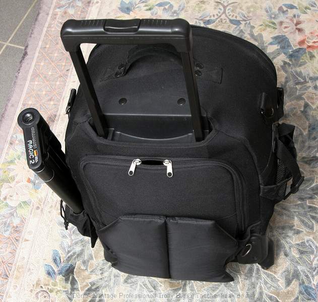 Drr Advantage Professionell Trolly Big\n\nFoto von Jens Hartkopf - VIELEN DANK!\n\nKommentar des Nutzers:\n\nHier also die Bilder von meinem "Drr Atventure Professionell Rucksack/Trolly Big" (so heit das Teil laut Katalog).\nDer aktuelle Listenpreis fr das Ding ist bei Drr 269 Euro. \n \nIch find es zwar nicht billig, dafr ist das Ding aber regengeschtzt und recht ordentlich verarbeitet.\n\nAuf einem der Bilder ist er mal gepackt. Das schleppe ich natrlich normalerweise nicht alles mit mir rum... ;D daher hab ich auch noch kleinere Taschen und Ruckscke. Nach was groem wo ich notfalls man das meiste so rein bekomme hab ich aber lange suchen mssen, daher ist das Ding glaube ich auch fr andere interessant. Auerdem lsst sich das Teil sowohl als Rucksack -schwitz- *ggg* als auch was wegen des Gewichtes natrlich deutlich angenehmer ist, als stabiler Trolly verwenden. \n \nKurz noch die Mae lt, Katalog:\n \ninnen: H X B X T = 48 X 38 X 20 cm\nauen: 56 X 48 X 32\n \nAuf einem der Fotos hab ich mal abgebildet was ich da normalerweise so reinpacke. Bis auf die 20D mit dem 16-35 dem 3. Blitz und ST-E3, das war gerade im Gebrauch, und ich stand auch wie  fast immer auf der falschen Seite der Kamera \n \nGru Jens