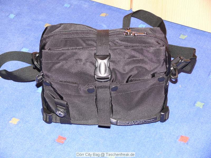 Drr City Bag\n\nFoto von Jrg Langer\n\nKommentar des Nutzers:\n\nEine kleine Fototasche die nicht nach Fototasche aussieht und genau damit wird sie m.E. Ihrem Namen "City Bag" sehr gerecht.\n\nEs passen in dieses kleine Packwunder gut rein:\n\n- eine DSLR mit einem relativ groen Standardzoom wie einem 28-300er oder einem 18-200er oder hnlichen Formfaktoren. Ein Canon 24-70 2,8L ist etwa 1 cm zu lang. In unserem "Packbeispiel hier haben wir ein 12-24 mit 82er Filterdurchmesser verwendet was deutlich grer ist als eins der genannten Reisezooms.\n\n- dazu eine 50er Festbrennweite und einen groen Systemblitz und Akkus dazu.\n\n- In die vielen kleinen und greren Reisverschluss und Kletttaschen passen dann gut, Geldbrse, PDA, Handy und CF Cards sowie anderer Kleinkram rein.\n\nDier Tasche lsst sich sehr angenehm als Schulter- oder auch Torsotasche tragen.\n\nDer Preis ist mit 35 Euro vergleichsweise gnstig und dadurch ist die Drr City Bag auch gut als "Zweittasche" haltbar.\n\nDie Verarbeitung ist sehr hochwertig und sehr robust.\n\nDie Innentasche wird mit einem Kordelverschluss verzogen/verschlossen und dadurch ist die Cam auch relativ "Wasserfest" untergebracht.\n\nLeider passt auch das Equipment der Frau wie auf 2 Bildern zu sehen hervorragend hier rein, was den Innerfamiliren Konflikt "wer nutzt welche Tasche" nicht einfacher macht ;-)\n\nTaschenfreak Empfehlung: Sehr empfehlenswert!!!!