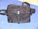 Drr City Bag\n\nFoto von Jrg Langer\n\nKommentar des Nutzers:\n\nEine kleine Fototasche die nicht nach Fototasche aussieht und genau damit wird sie m.E. Ihrem Namen "City Bag" sehr gerecht.\n\nEs passen in dieses kleine Packwunder gut rein:\n\n- eine DSLR mit einem relativ groen Standardzoom wie einem 28-300er oder einem 18-200er oder hnlichen Formfaktoren. Ein Canon 24-70 2,8L ist etwa 1 cm zu lang. In unserem "Packbeispiel hier haben wir ein 12-24 mit 82er Filterdurchmesser verwendet was deutlich grer ist als eins der genannten Reisezooms.\n\n- dazu eine 50er Festbrennweite und einen groen Systemblitz und Akkus dazu.\n\n- In die vielen kleinen und greren Reisverschluss und Kletttaschen passen dann gut, Geldbrse, PDA, Handy und CF Cards sowie anderer Kleinkram rein.\n\nDier Tasche lsst sich sehr angenehm als Schulter- oder auch Torsotasche tragen.\n\nDer Preis ist mit 35 Euro vergleichsweise gnstig und dadurch ist die Drr City Bag auch gut als "Zweittasche" haltbar.\n\nDie Verarbeitung ist sehr hochwertig und sehr robust.\n\nDie Innentasche wird mit einem Kordelverschluss verzogen/verschlossen und dadurch ist die Cam auch relativ "Wasserfest" untergebracht.\n\nLeider passt auch das Equipment der Frau wie auf 2 Bildern zu sehen hervorragend hier rein, was den Innerfamiliren Konflikt "wer nutzt welche Tasche" nicht einfacher macht ;-)\n\nTaschenfreak Empfehlung: Sehr empfehlenswert!!!!