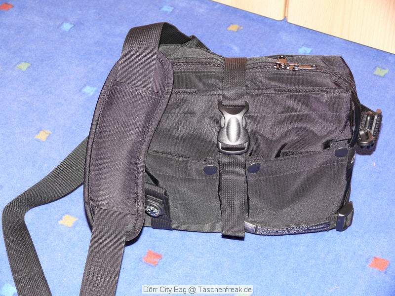 Drr City Bag\n\nFoto von Jrg Langer\n\nKommentar des Nutzers:\n\nEine kleine Fototasche die nicht nach Fototasche aussieht und genau damit wird sie m.E. Ihrem Namen "City Bag" sehr gerecht.\n\nEs passen in dieses kleine Packwunder gut rein:\n\n- eine DSLR mit einem relativ groen Standardzoom wie einem 28-300er oder einem 18-200er oder hnlichen Formfaktoren. Ein Canon 24-70 2,8L ist etwa 1 cm zu lang. In unserem "Packbeispiel hier haben wir ein 12-24 mit 82er Filterdurchmesser verwendet was deutlich grer ist als eins der genannten Reisezooms.\n\n- dazu eine 50er Festbrennweite und einen groen Systemblitz und Akkus dazu.\n\n- In die vielen kleinen und greren Reisverschluss und Kletttaschen passen dann gut, Geldbrse, PDA, Handy und CF Cards sowie anderer Kleinkram rein.\n\nDier Tasche lsst sich sehr angenehm als Schulter- oder auch Torsotasche tragen.\n\nDer Preis ist mit 35 Euro vergleichsweise gnstig und dadurch ist die Drr City Bag auch gut als "Zweittasche" haltbar.\n\nDie Verarbeitung ist sehr hochwertig und sehr robust.\n\nDie Innentasche wird mit einem Kordelverschluss verzogen/verschlossen und dadurch ist die Cam auch relativ "Wasserfest" untergebracht.\n\nLeider passt auch das Equipment der Frau wie auf 2 Bildern zu sehen hervorragend hier rein, was den Innerfamiliren Konflikt "wer nutzt welche Tasche" nicht einfacher macht ;-)\n\nTaschenfreak Empfehlung: Sehr empfehlenswert!!!!